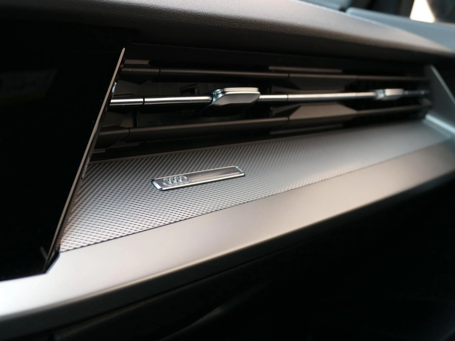 AUDI A3 berline - Miniature 25 sur 33 - Cliquer pour voir cette photo