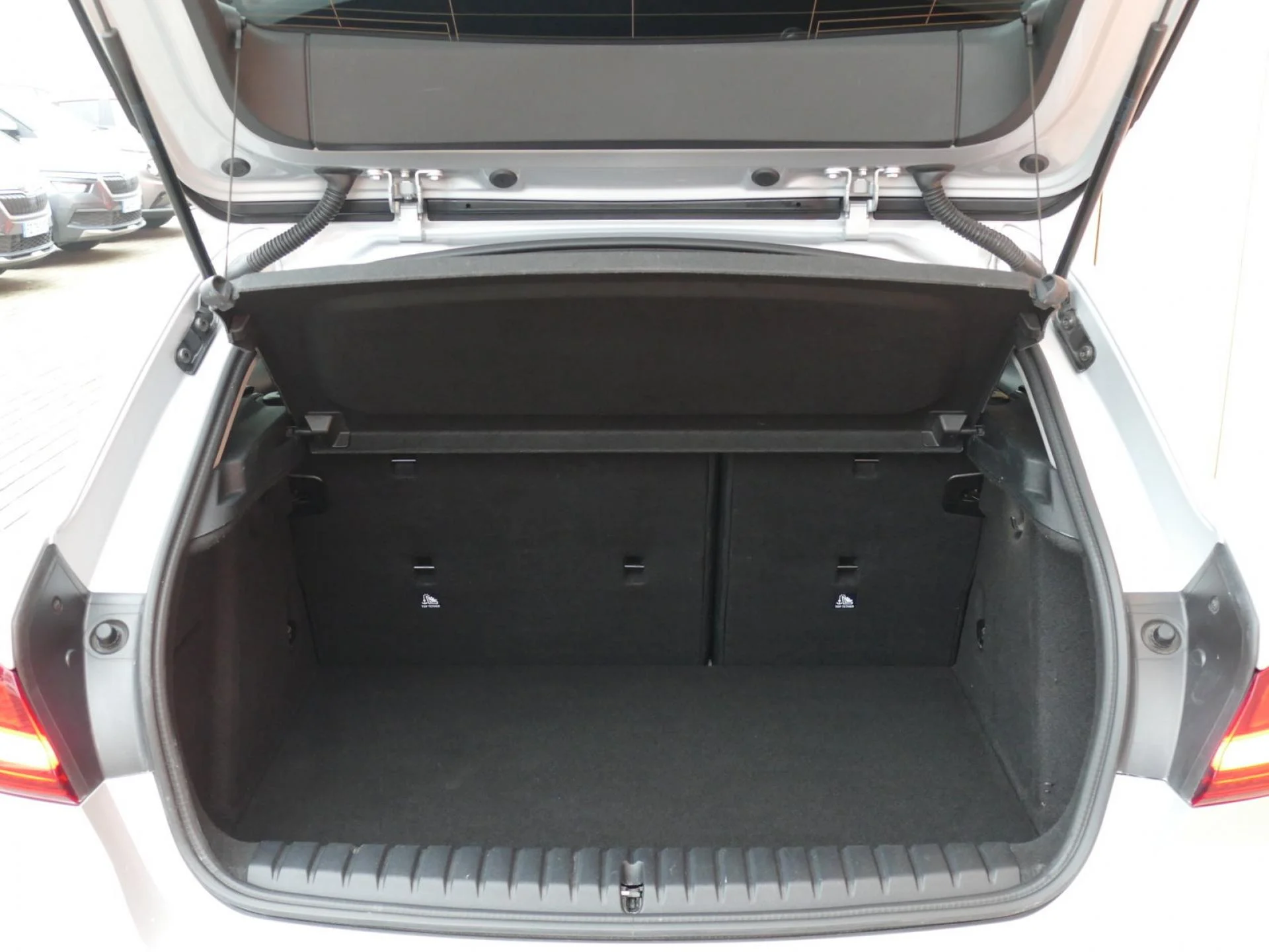 BMW SERIE 1 - Miniature 8 sur 32 - Cliquer pour voir cette photo