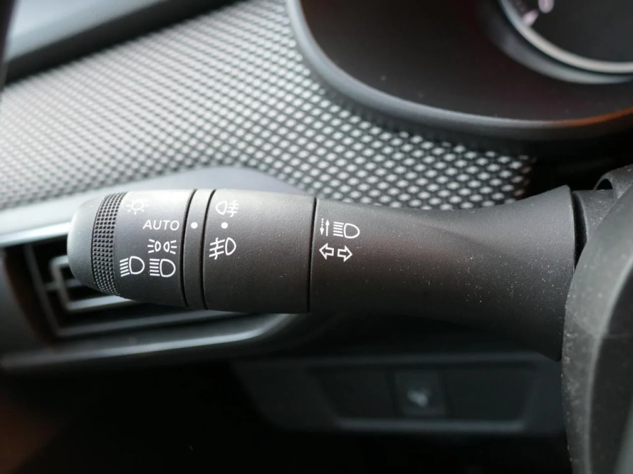 DACIA SANDERO - Miniature 12 sur 16 - Cliquer pour voir cette photo