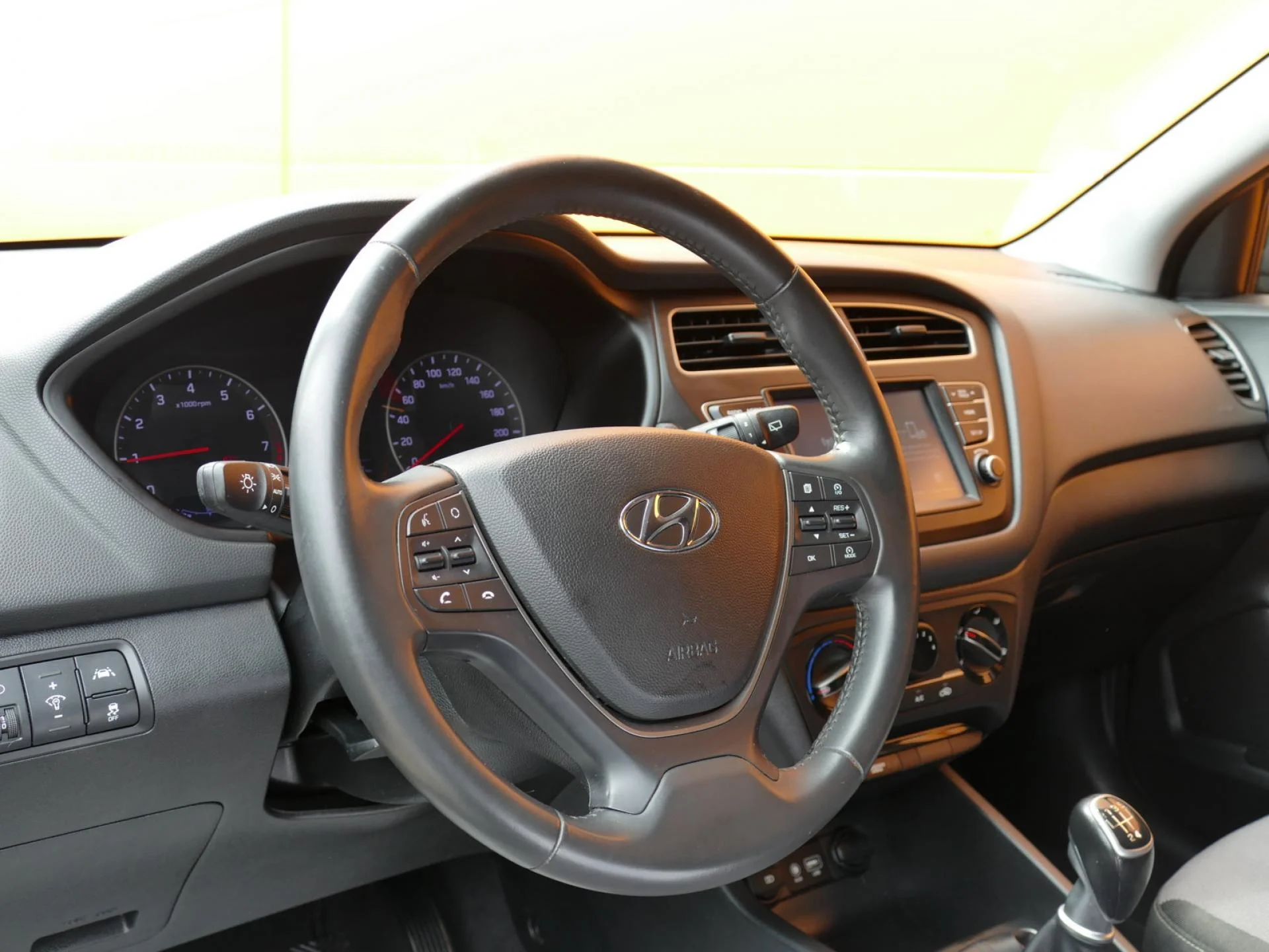 HYUNDAI i20 - Miniature 13 sur 32 - Cliquer pour voir cette photo