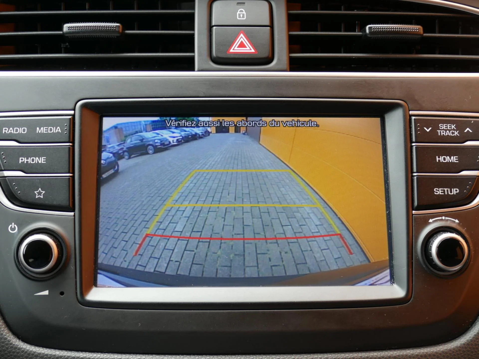 HYUNDAI i20 - Miniature 9 sur 32 - Cliquer pour voir cette photo