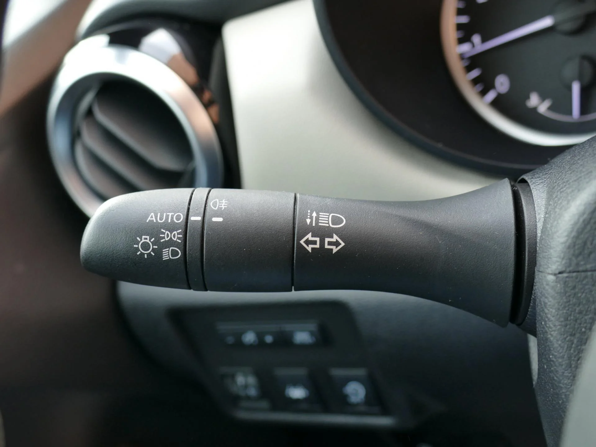 NISSAN MICRA - Miniature 21 sur 32 - Cliquer pour voir cette photo