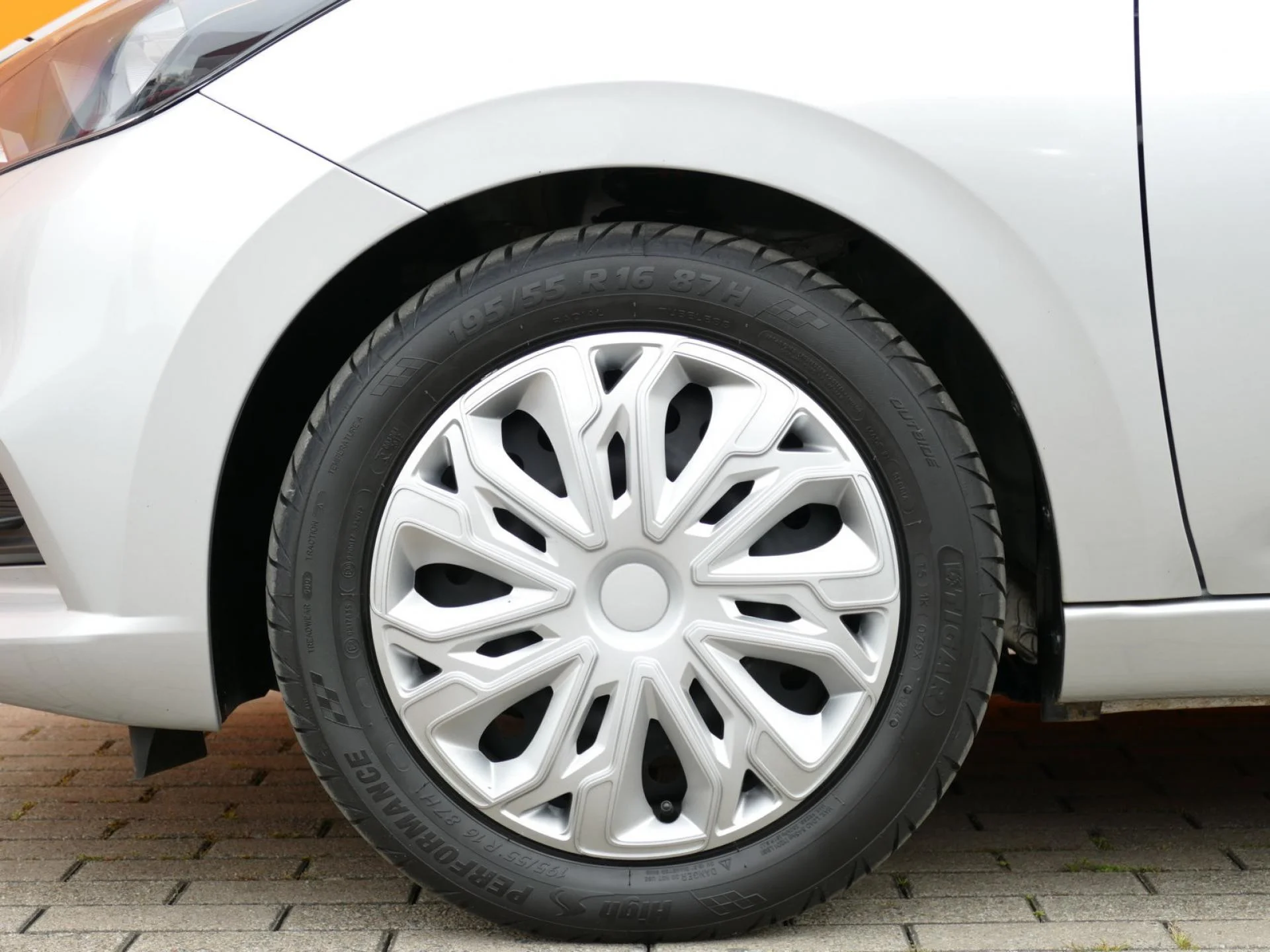 NISSAN MICRA - Miniature 27 sur 32 - Cliquer pour voir cette photo