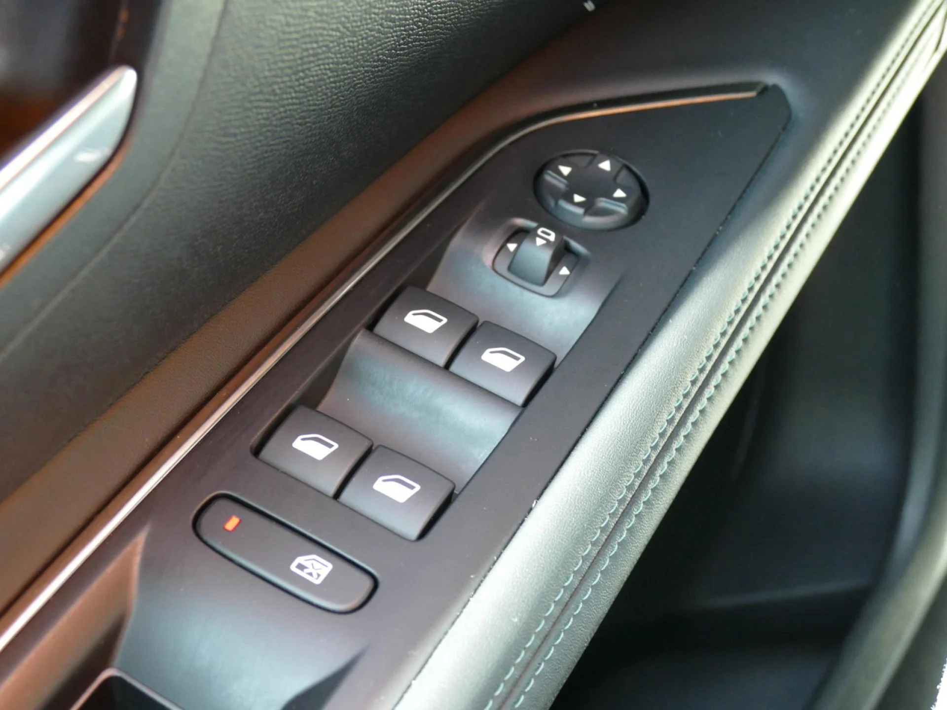 PEUGEOT 3008 - Miniature 25 sur 34 - Cliquer pour voir cette photo
