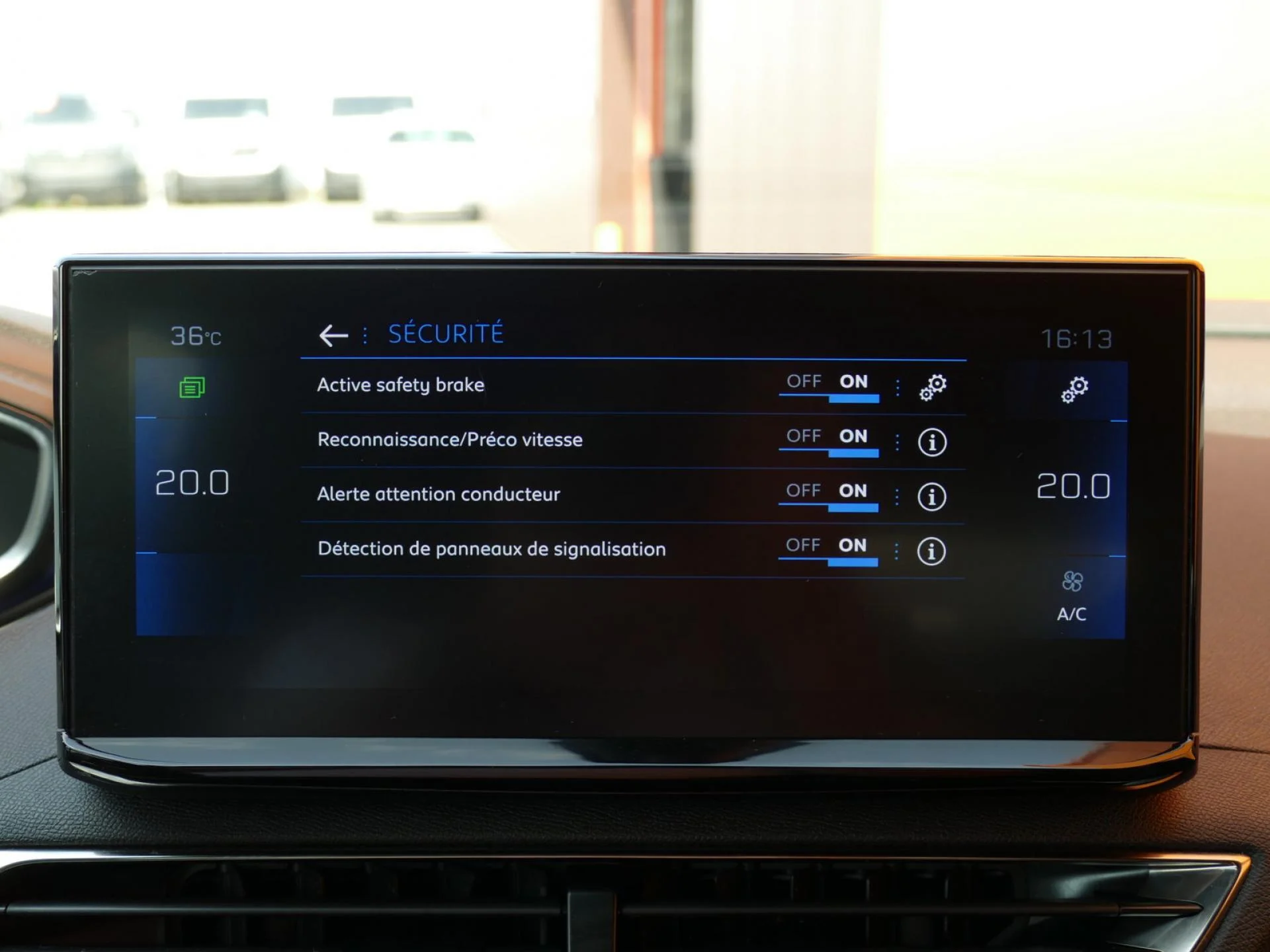PEUGEOT 3008 - Miniature 12 sur 34 - Cliquer pour voir cette photo