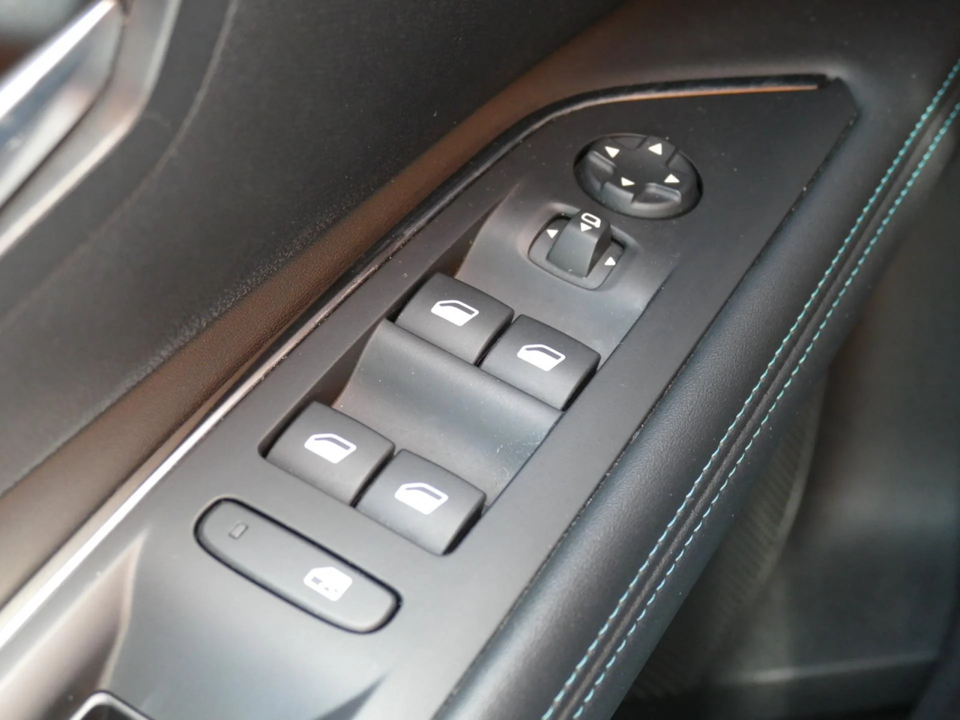 PEUGEOT 3008 - Miniature 27 sur 36 - Cliquer pour voir cette photo