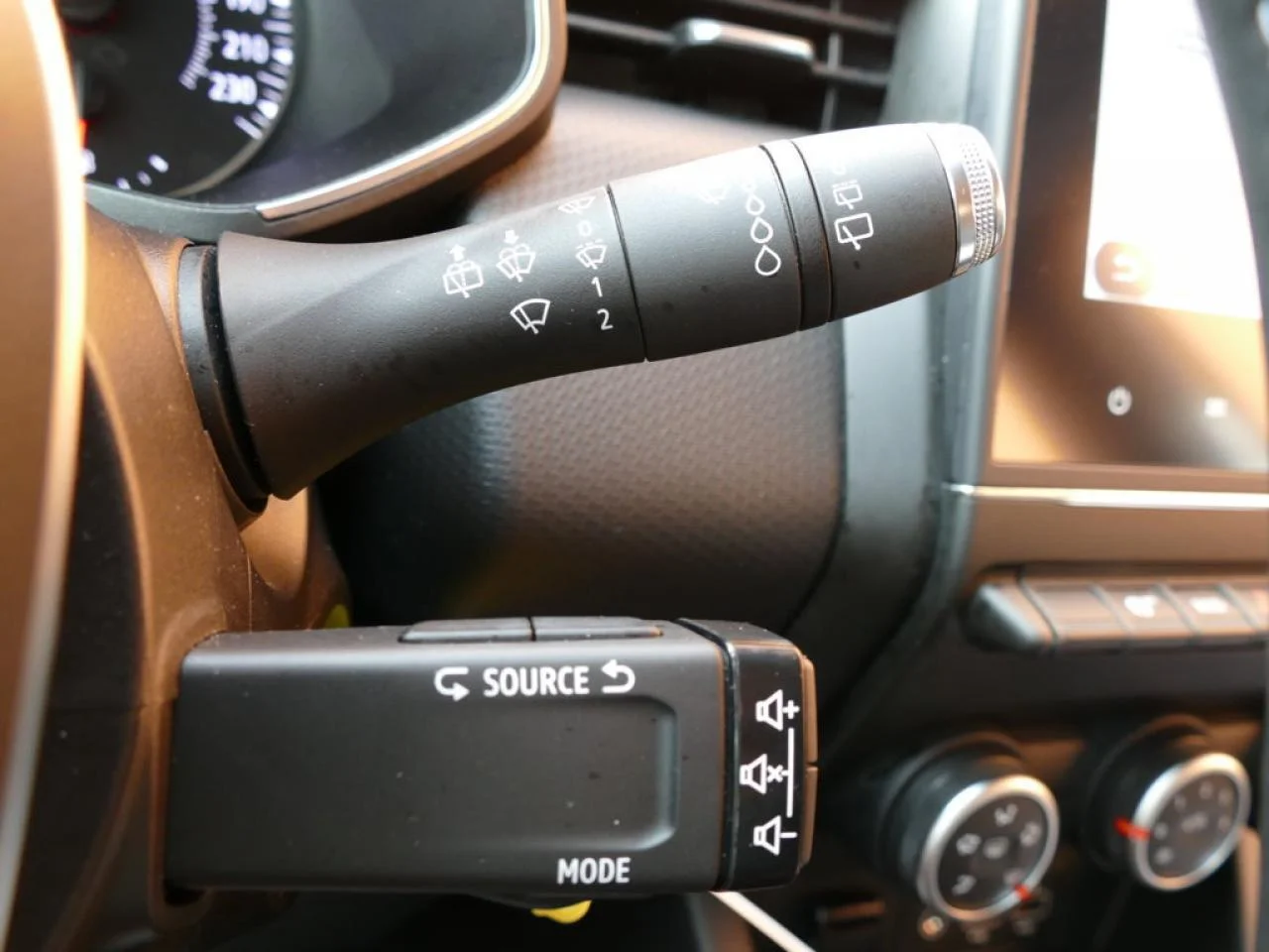 RENAULT CLIO - Miniature 19 sur 23 - Cliquer pour voir cette photo