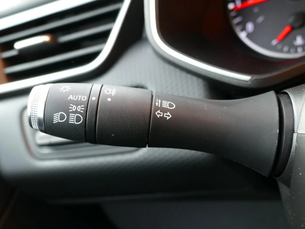 RENAULT CLIO - Miniature 18 sur 23 - Cliquer pour voir cette photo