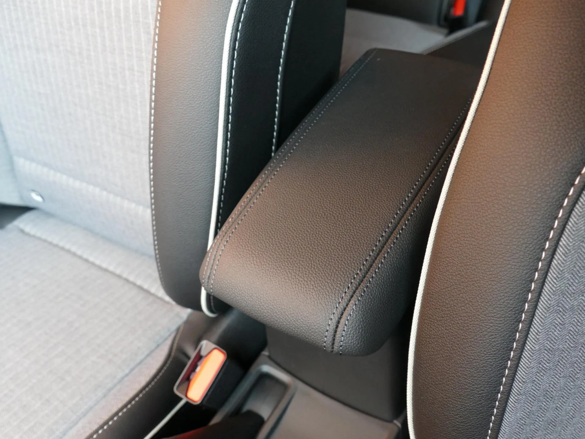 RENAULT CLIO - Miniature 23 sur 34 - Cliquer pour voir cette photo