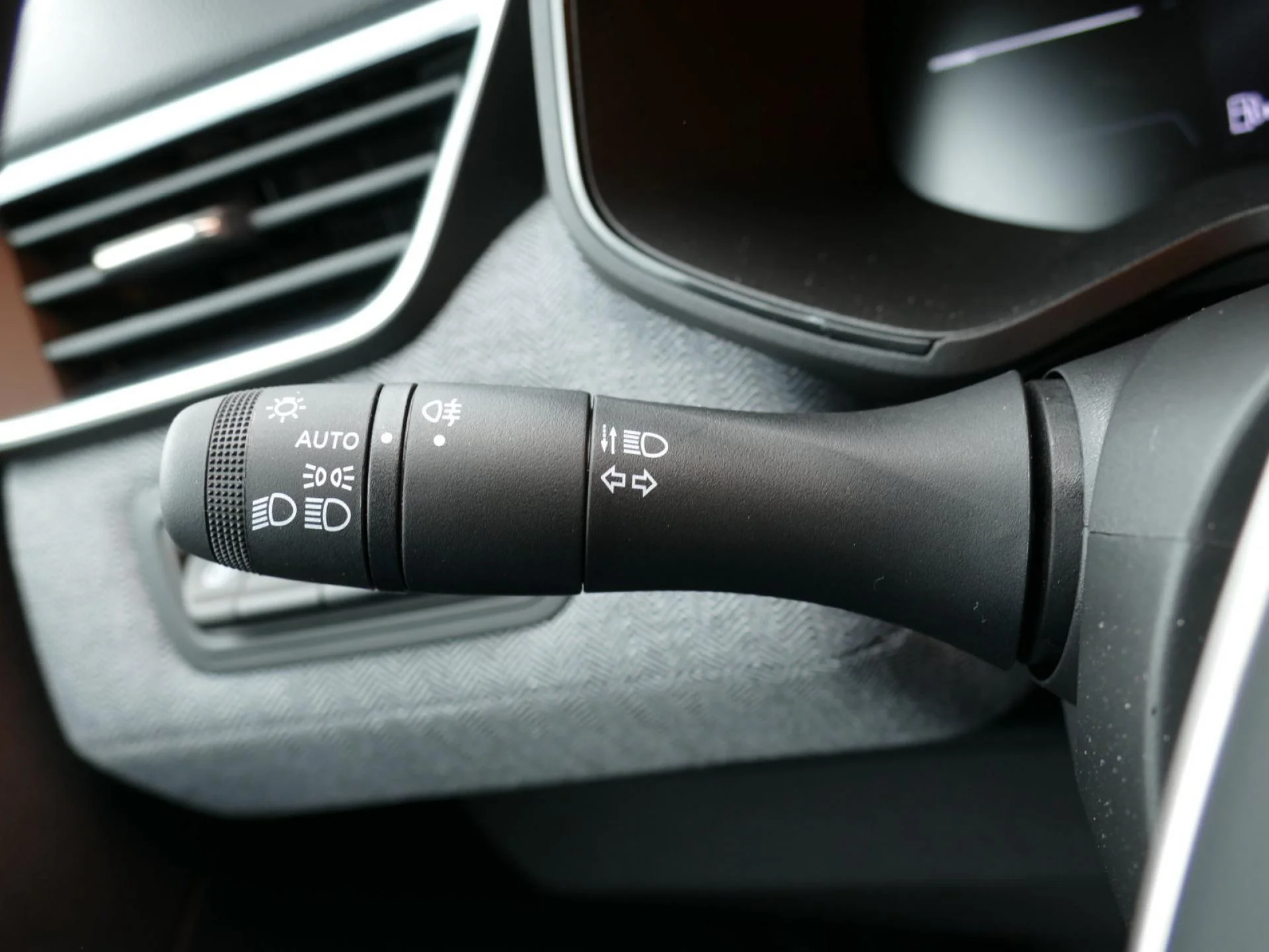 RENAULT CLIO - Miniature 28 sur 34 - Cliquer pour voir cette photo