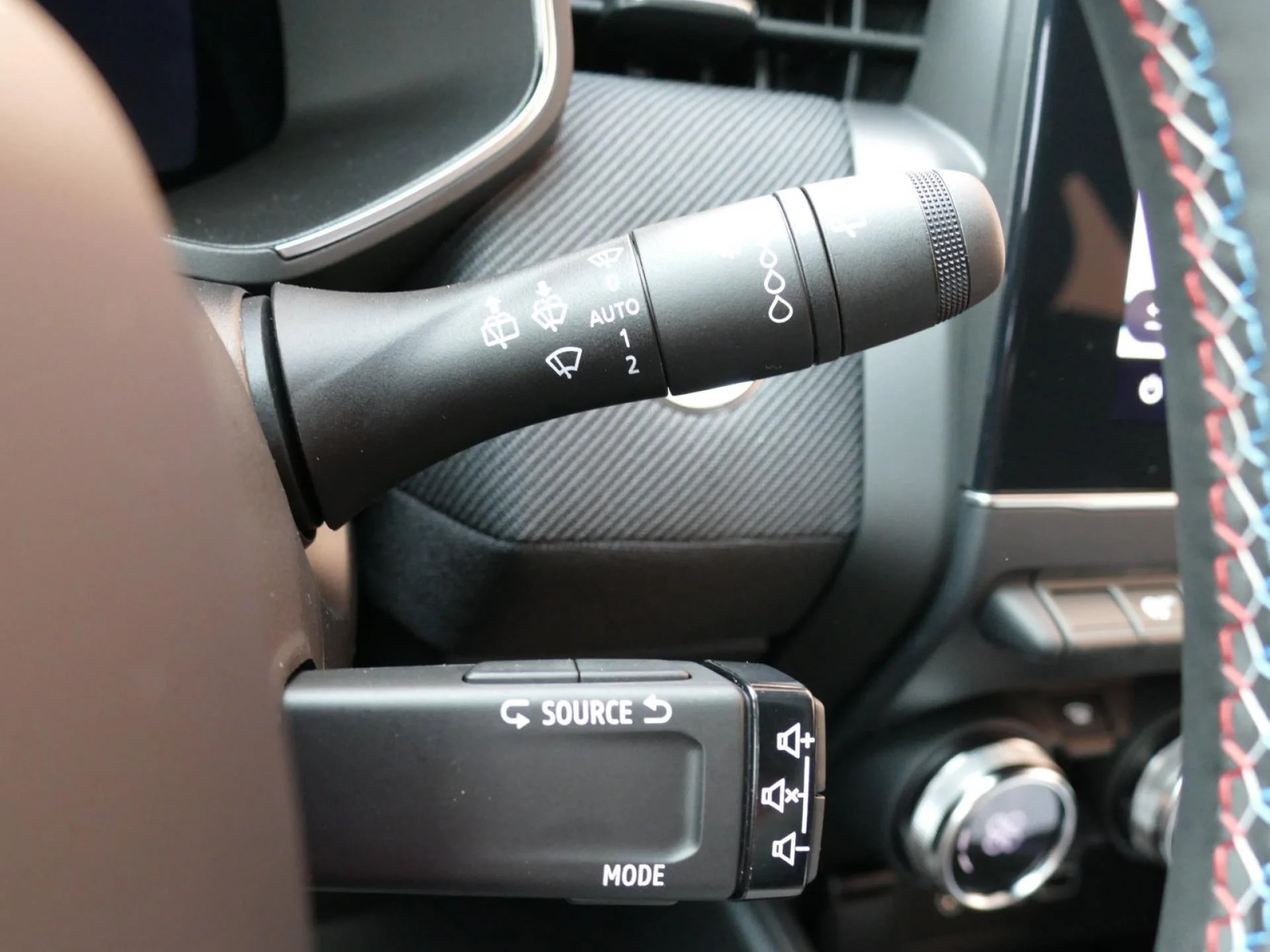 RENAULT CLIO - Miniature 28 sur 36 - Cliquer pour voir cette photo