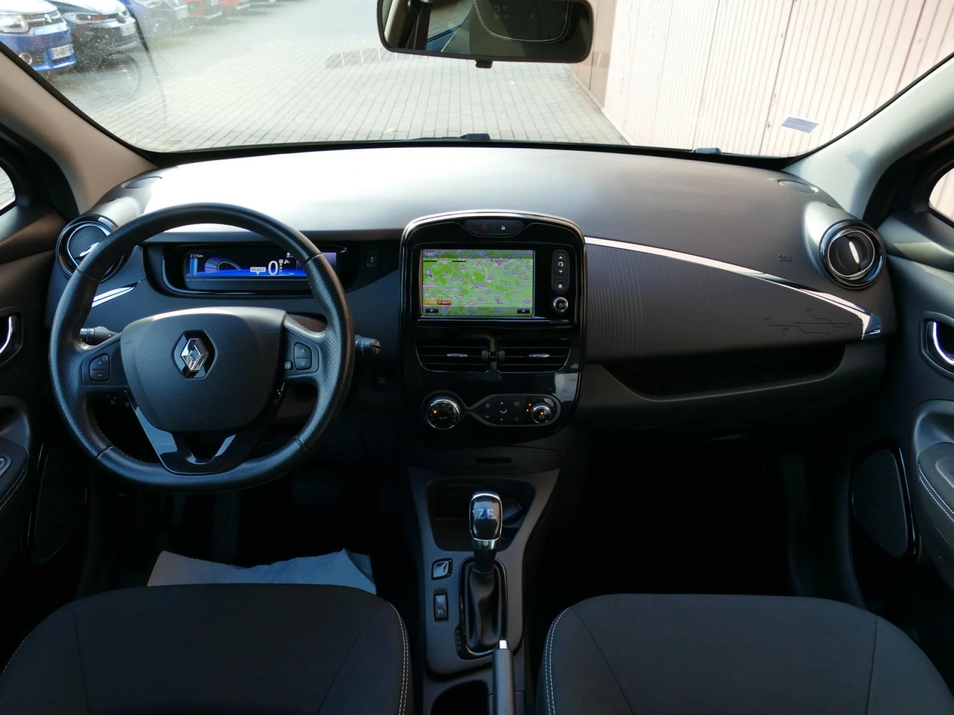RENAULT ZOE - Miniature 6 sur 33 - Cliquer pour voir cette photo