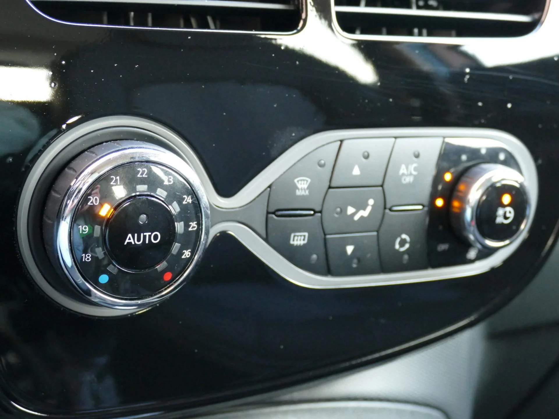 RENAULT ZOE - Miniature 14 sur 33 - Cliquer pour voir cette photo