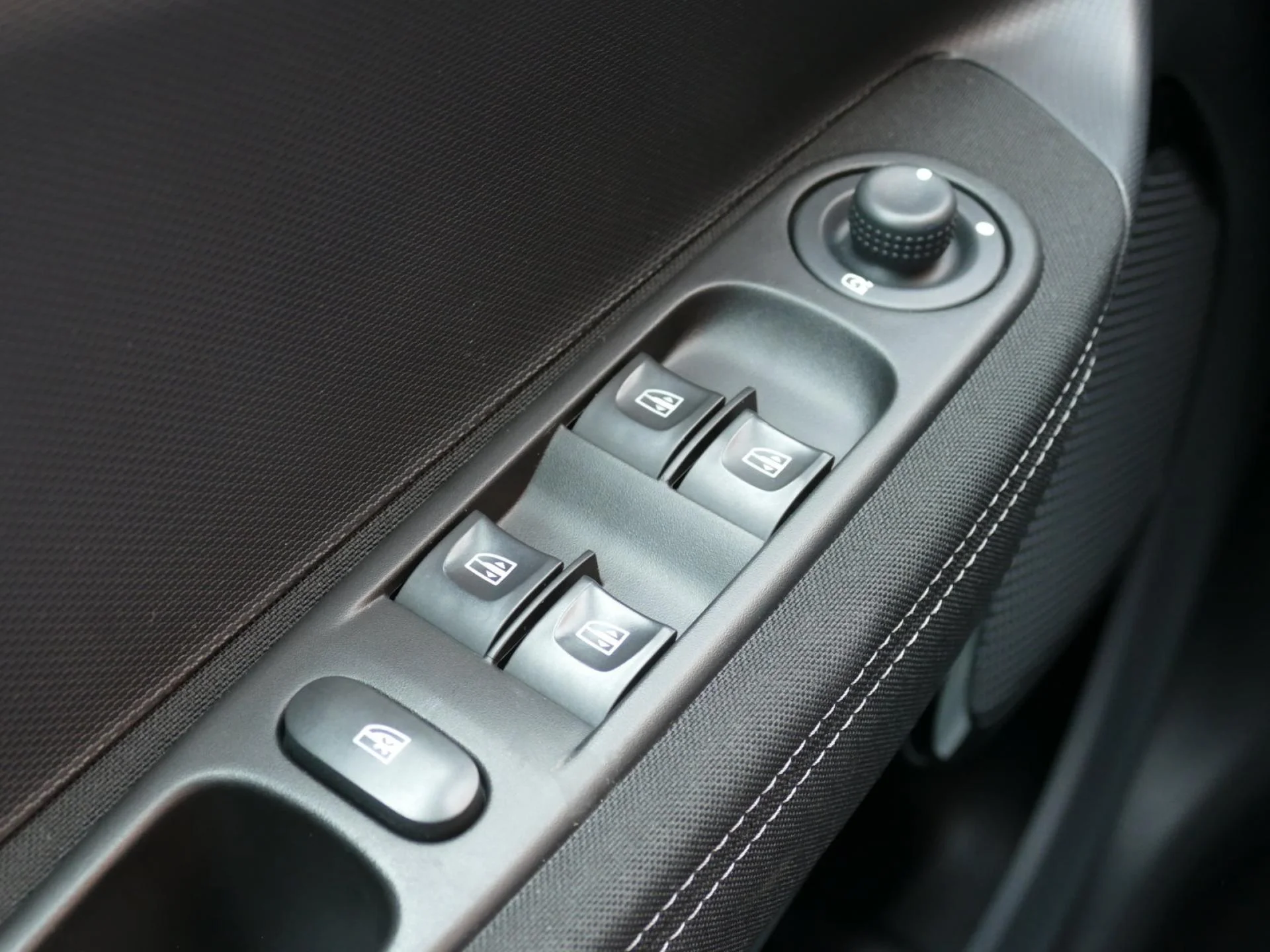 RENAULT ZOE - Miniature 22 sur 33 - Cliquer pour voir cette photo