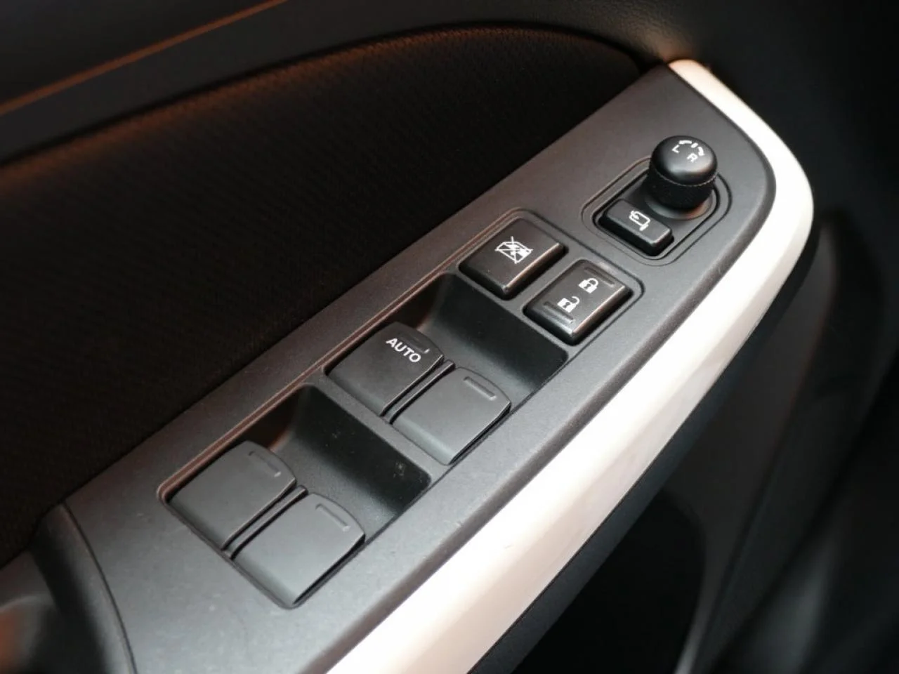 SUZUKI SWIFT - Miniature 11 sur 17 - Cliquer pour voir cette photo