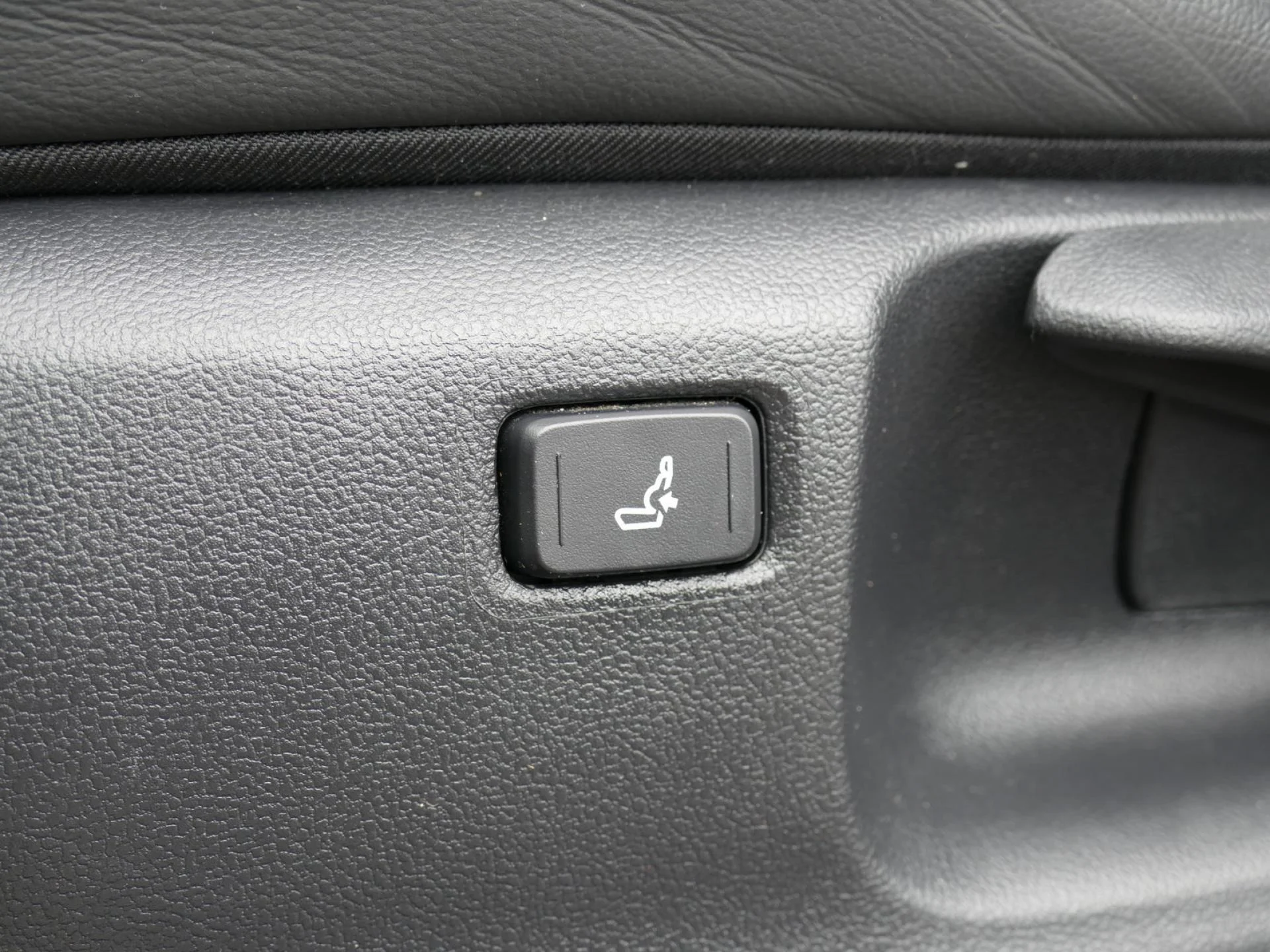 TOYOTA C-HR - Miniature 23 sur 35 - Cliquer pour voir cette photo