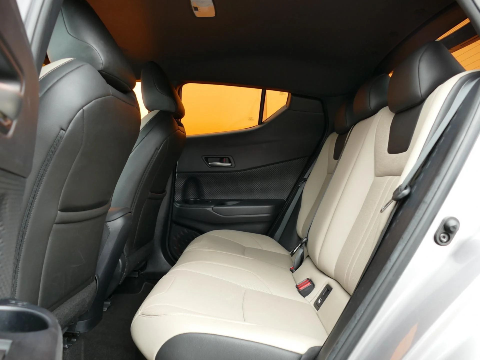 TOYOTA C-HR - Miniature 8 sur 35 - Cliquer pour voir cette photo