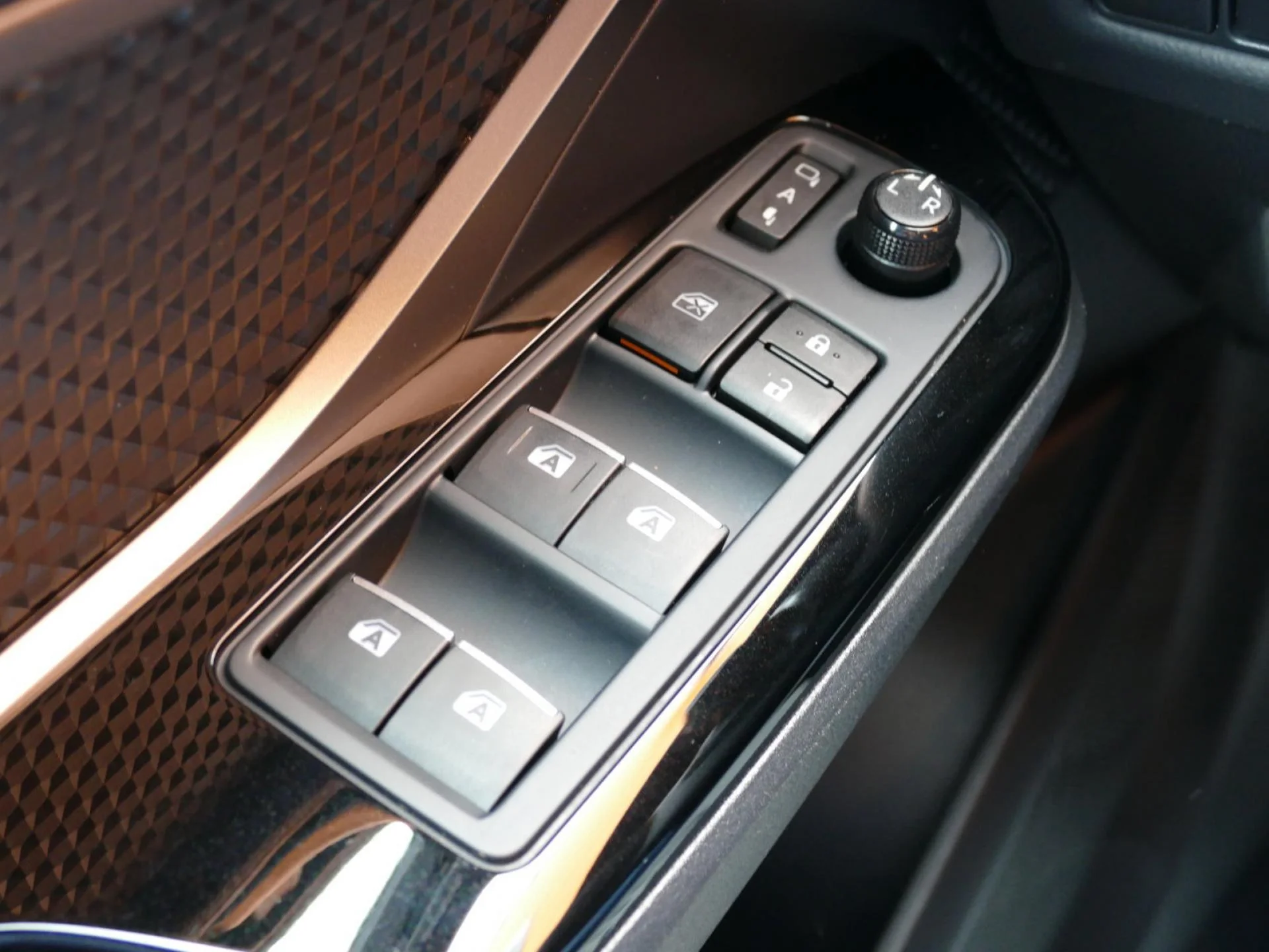 TOYOTA C-HR - Miniature 25 sur 35 - Cliquer pour voir cette photo