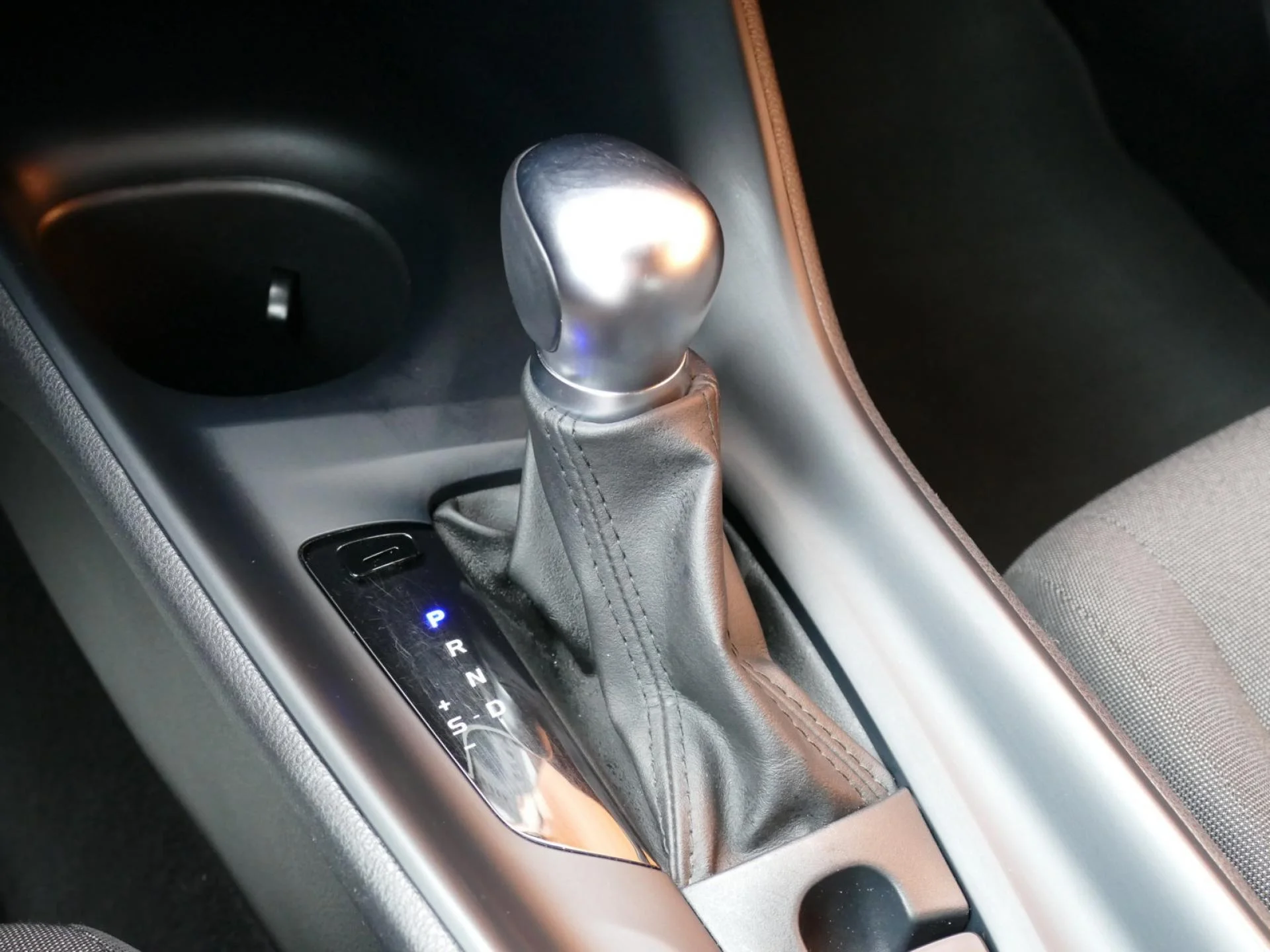 TOYOTA C-HR - Miniature 15 sur 32 - Cliquer pour voir cette photo
