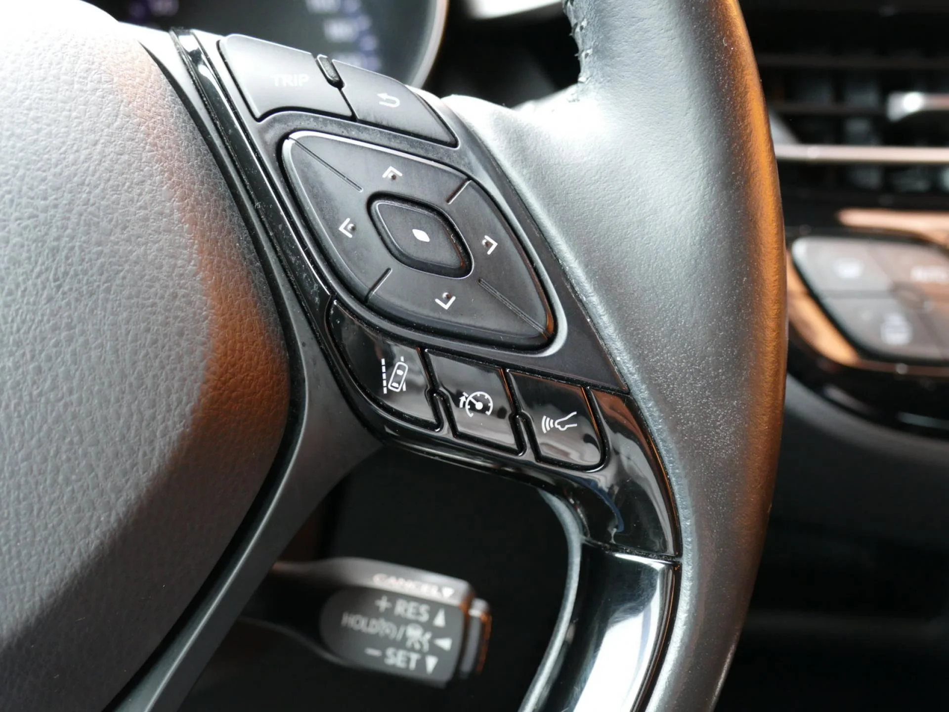 TOYOTA C-HR - Miniature 13 sur 32 - Cliquer pour voir cette photo