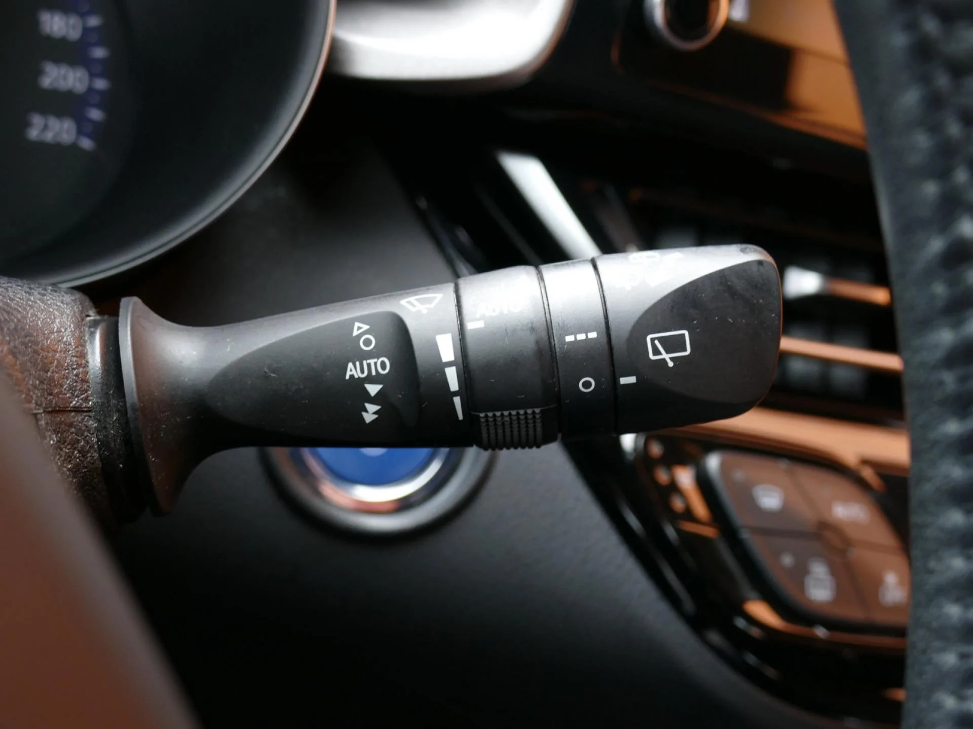 TOYOTA C-HR - Miniature 25 sur 32 - Cliquer pour voir cette photo