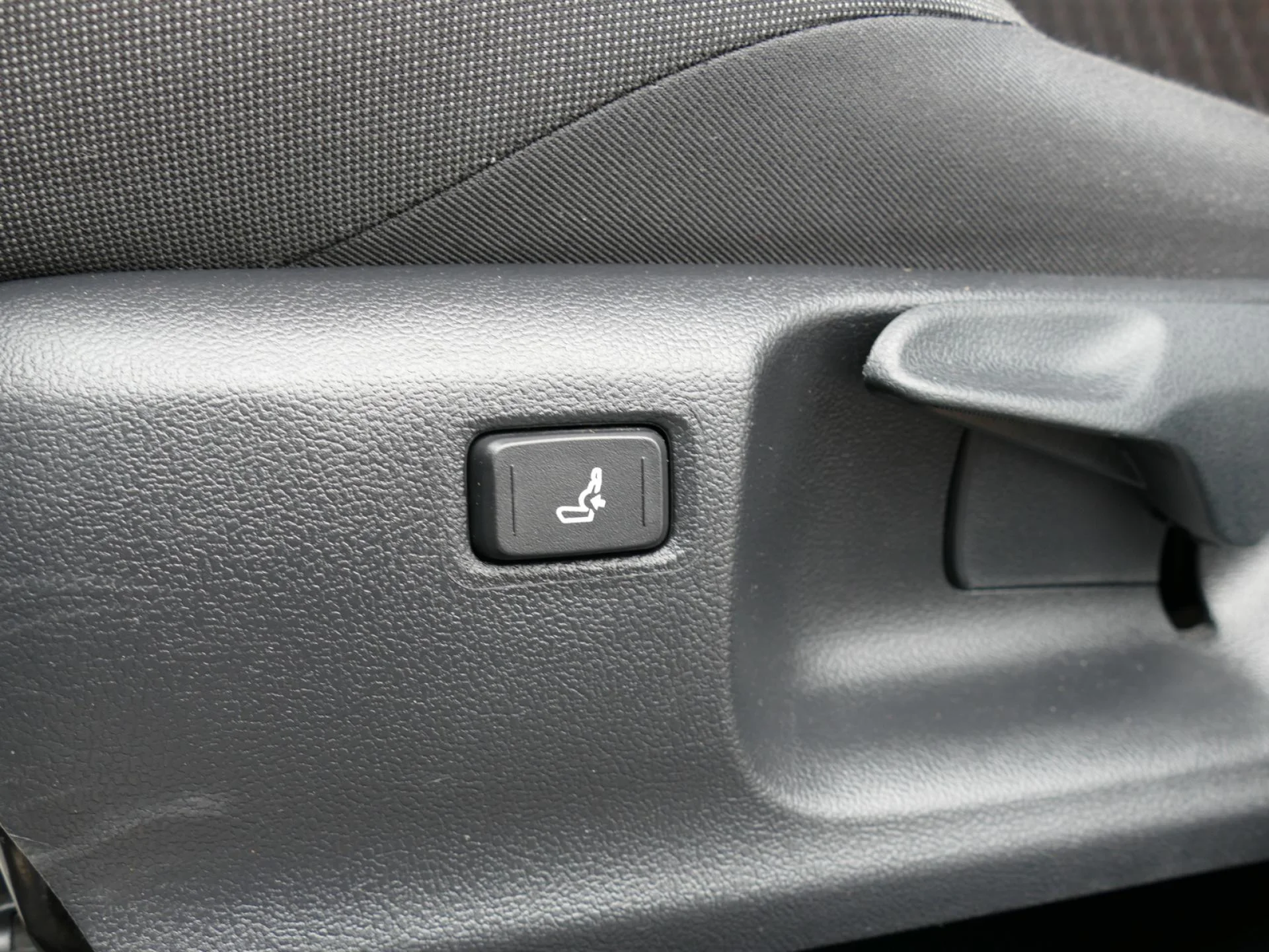 TOYOTA C-HR - Miniature 20 sur 32 - Cliquer pour voir cette photo