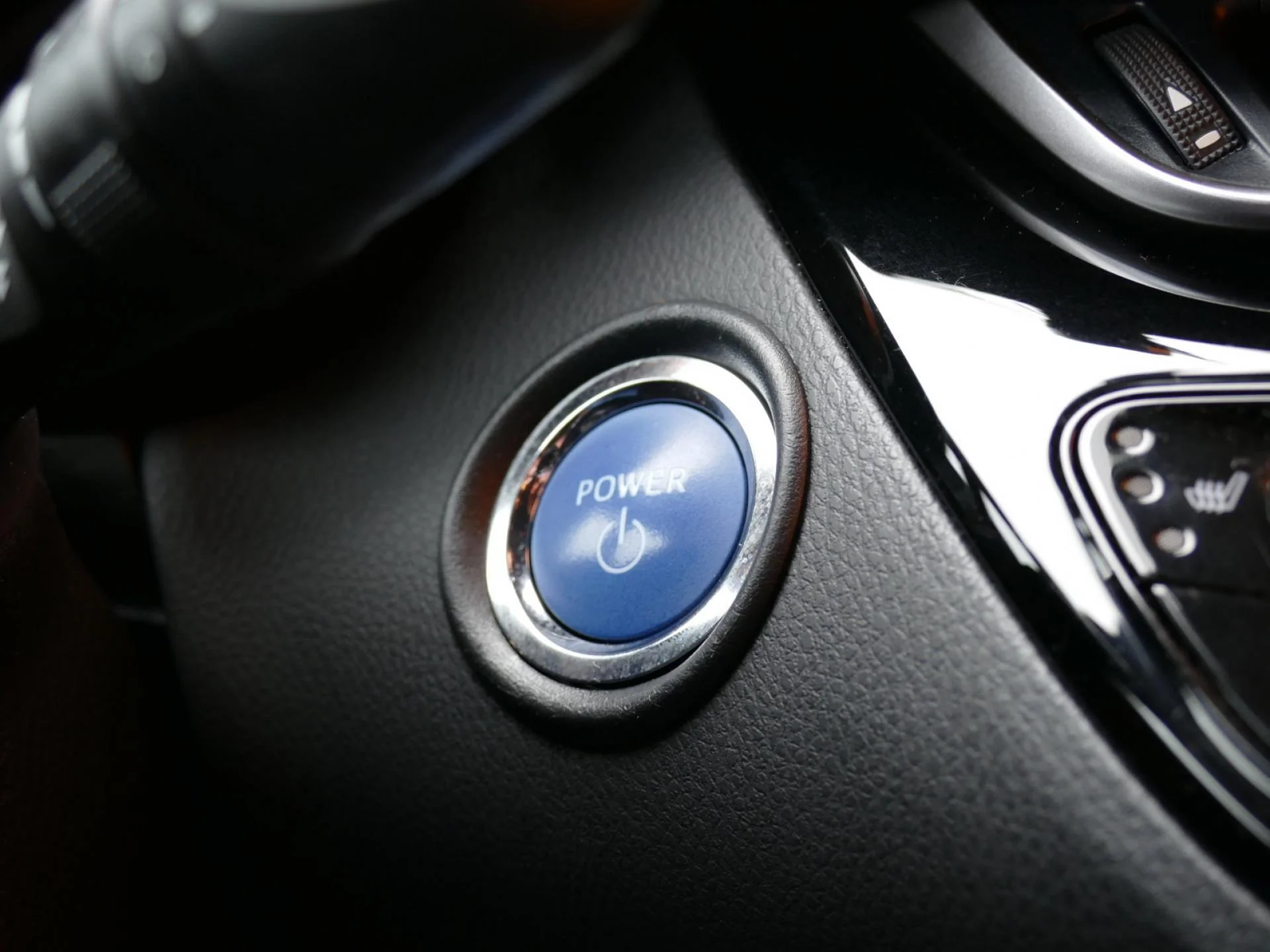 TOYOTA C-HR - Miniature 18 sur 32 - Cliquer pour voir cette photo