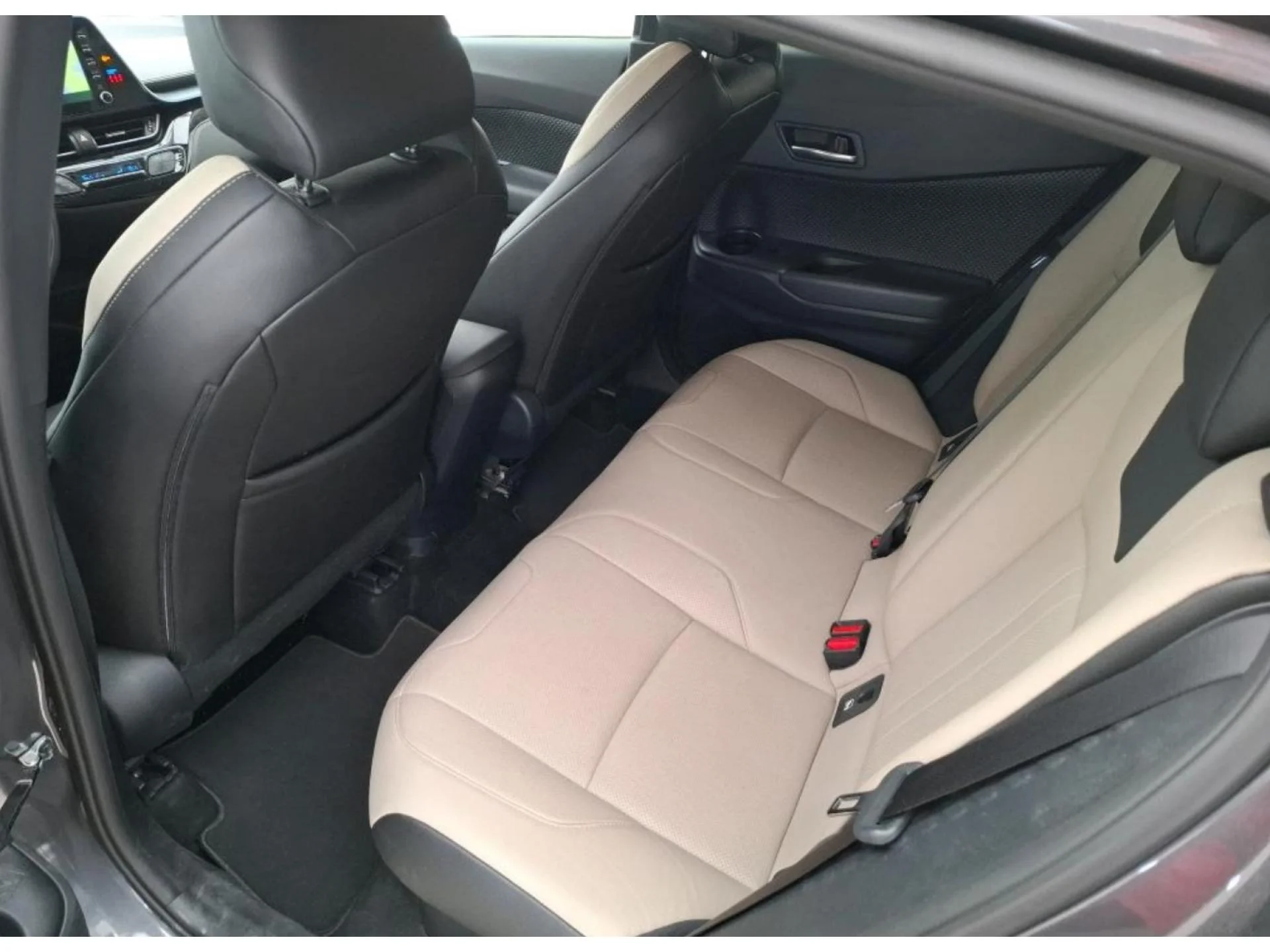 TOYOTA C-HR - Miniature 8 sur 9 - Cliquer pour voir cette photo