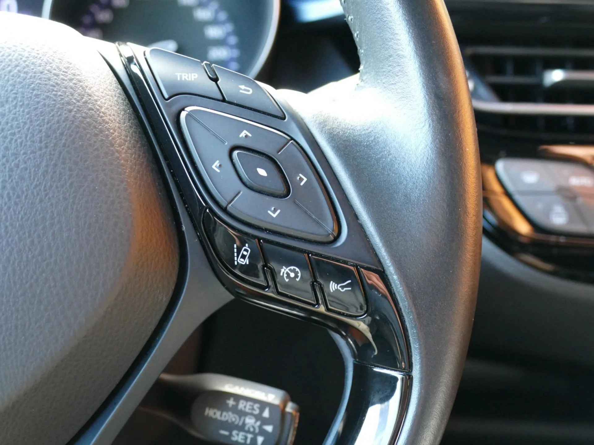 TOYOTA C-HR - Miniature 15 sur 32 - Cliquer pour voir cette photo