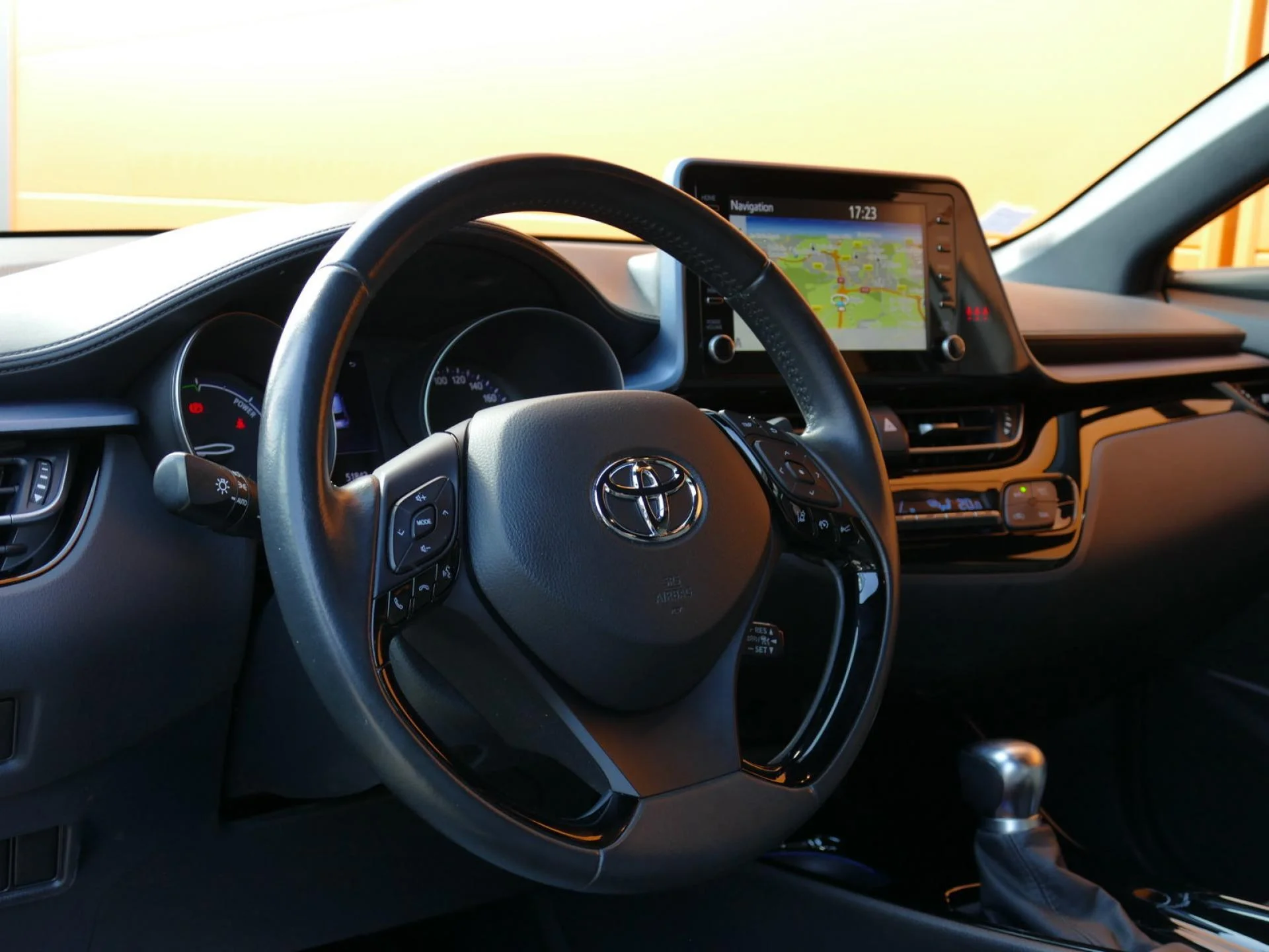 TOYOTA C-HR - Miniature 13 sur 32 - Cliquer pour voir cette photo