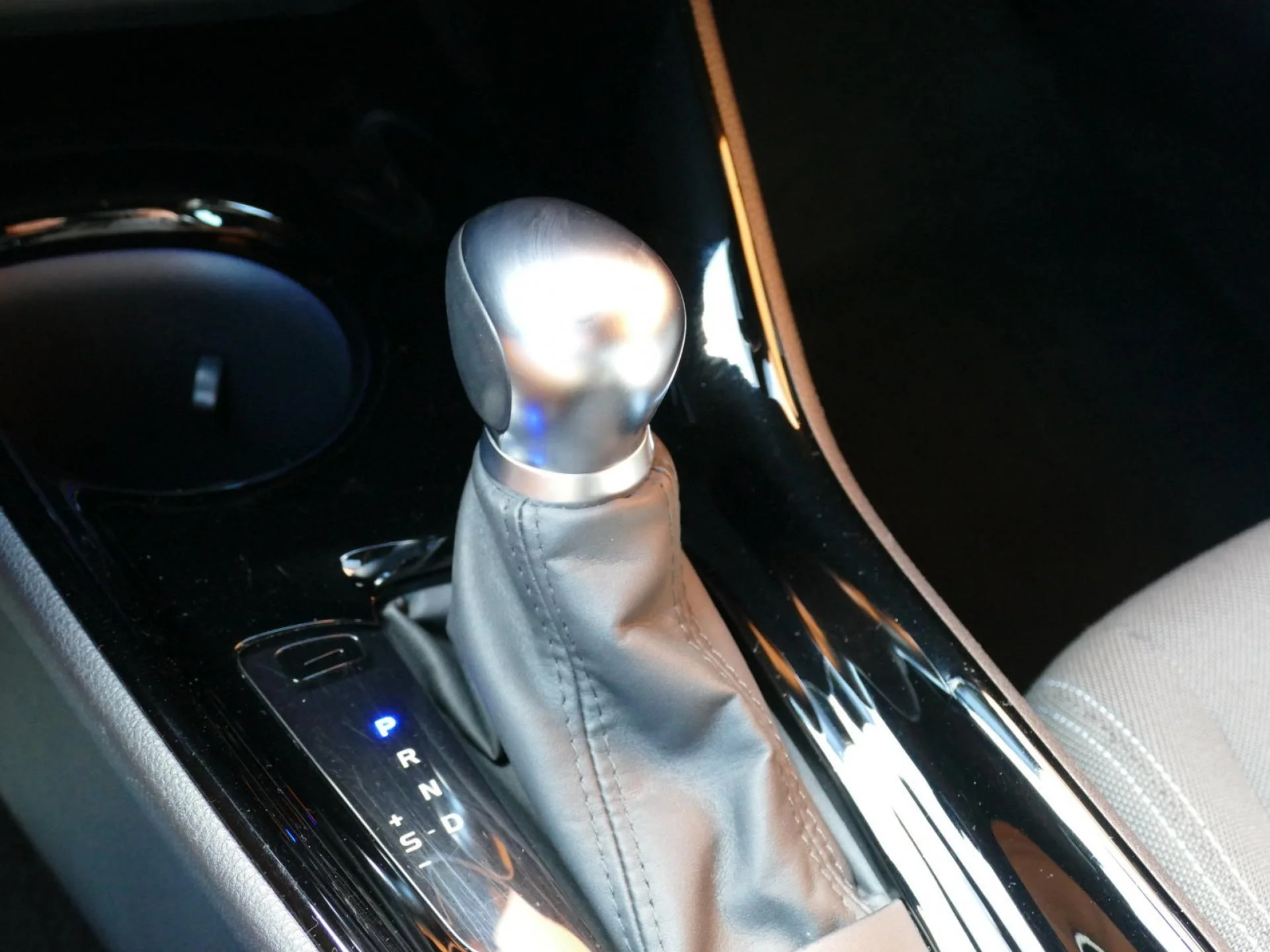 TOYOTA C-HR - Miniature 16 sur 32 - Cliquer pour voir cette photo