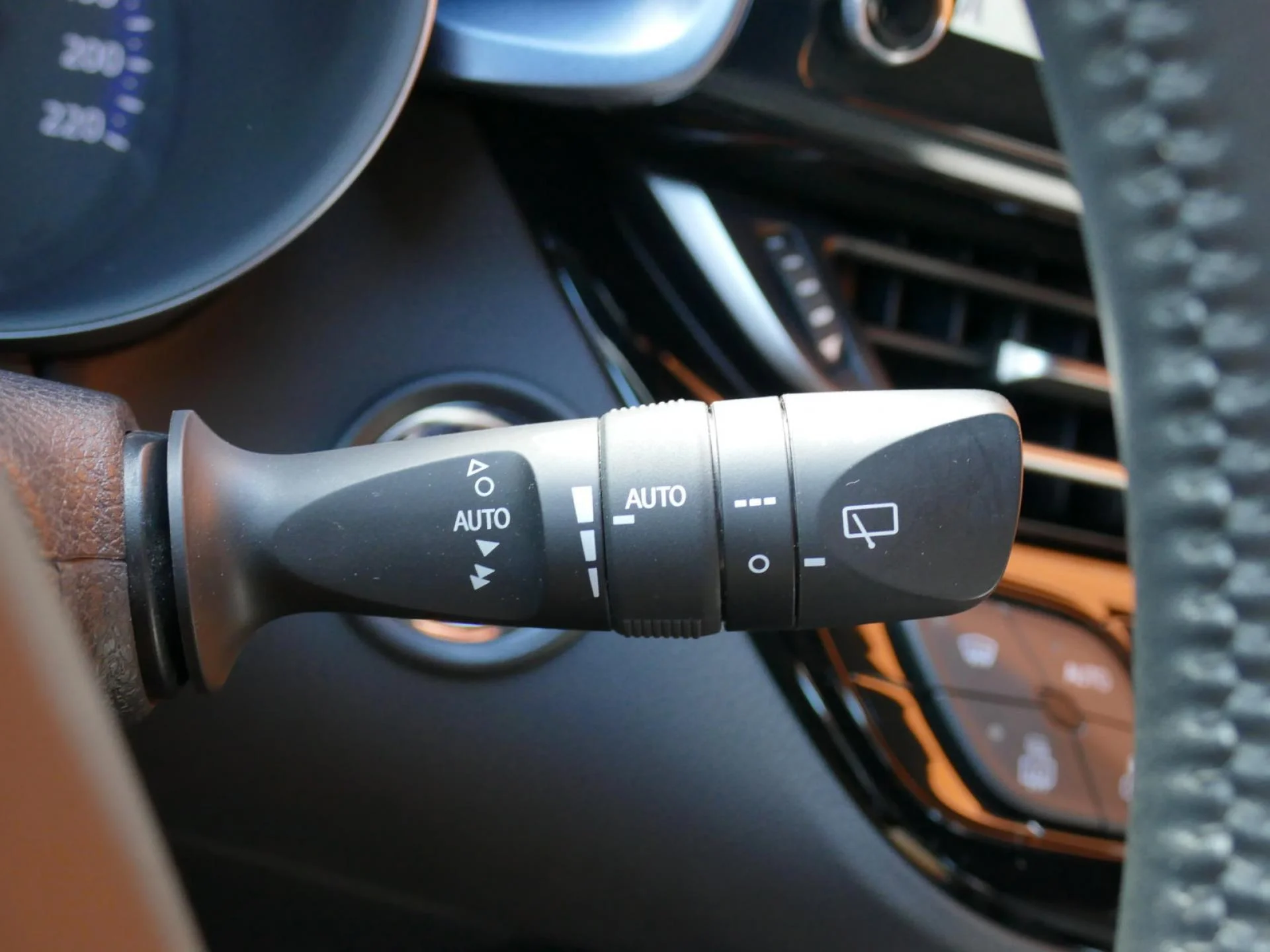 TOYOTA C-HR - Miniature 23 sur 32 - Cliquer pour voir cette photo