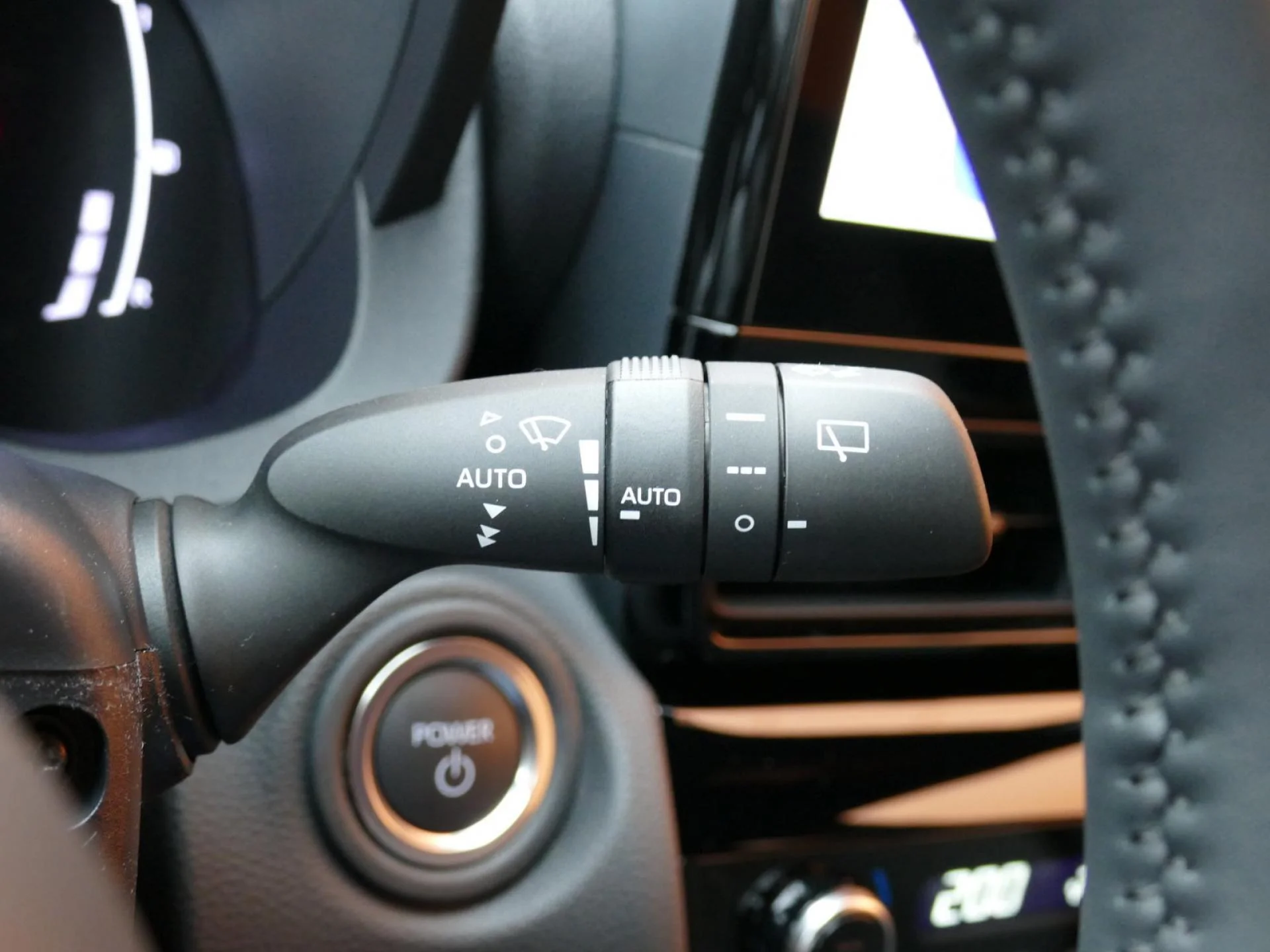 TOYOTA YARIS CROSS - Miniature 27 sur 34 - Cliquer pour voir cette photo