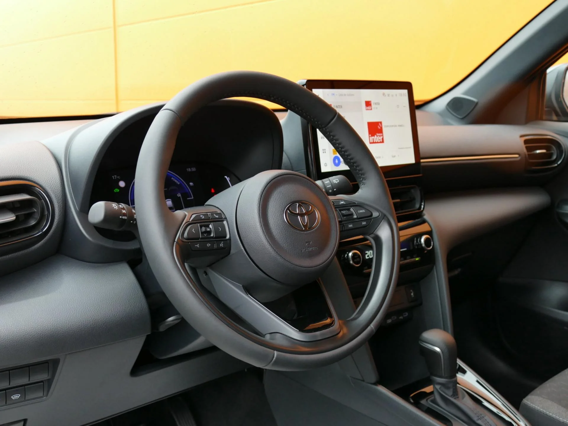 TOYOTA YARIS CROSS - Miniature 12 sur 34 - Cliquer pour voir cette photo