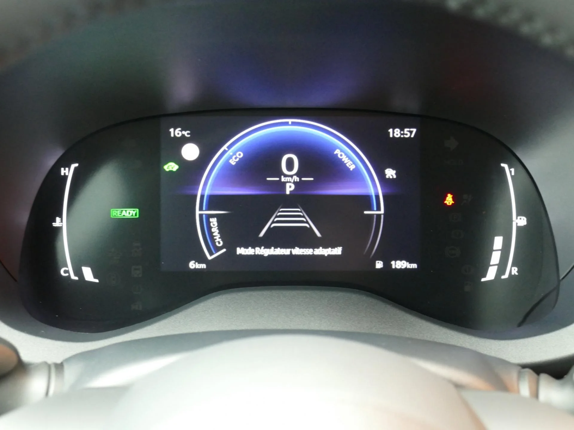 TOYOTA YARIS CROSS - Miniature 13 sur 34 - Cliquer pour voir cette photo