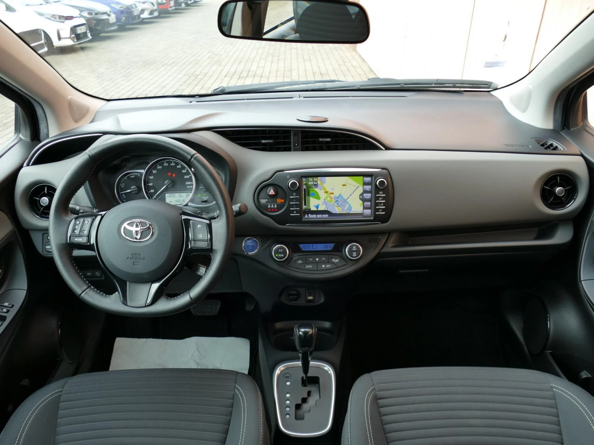 TOYOTA YARIS - Miniature 4 sur 30 - Cliquer pour voir cette photo