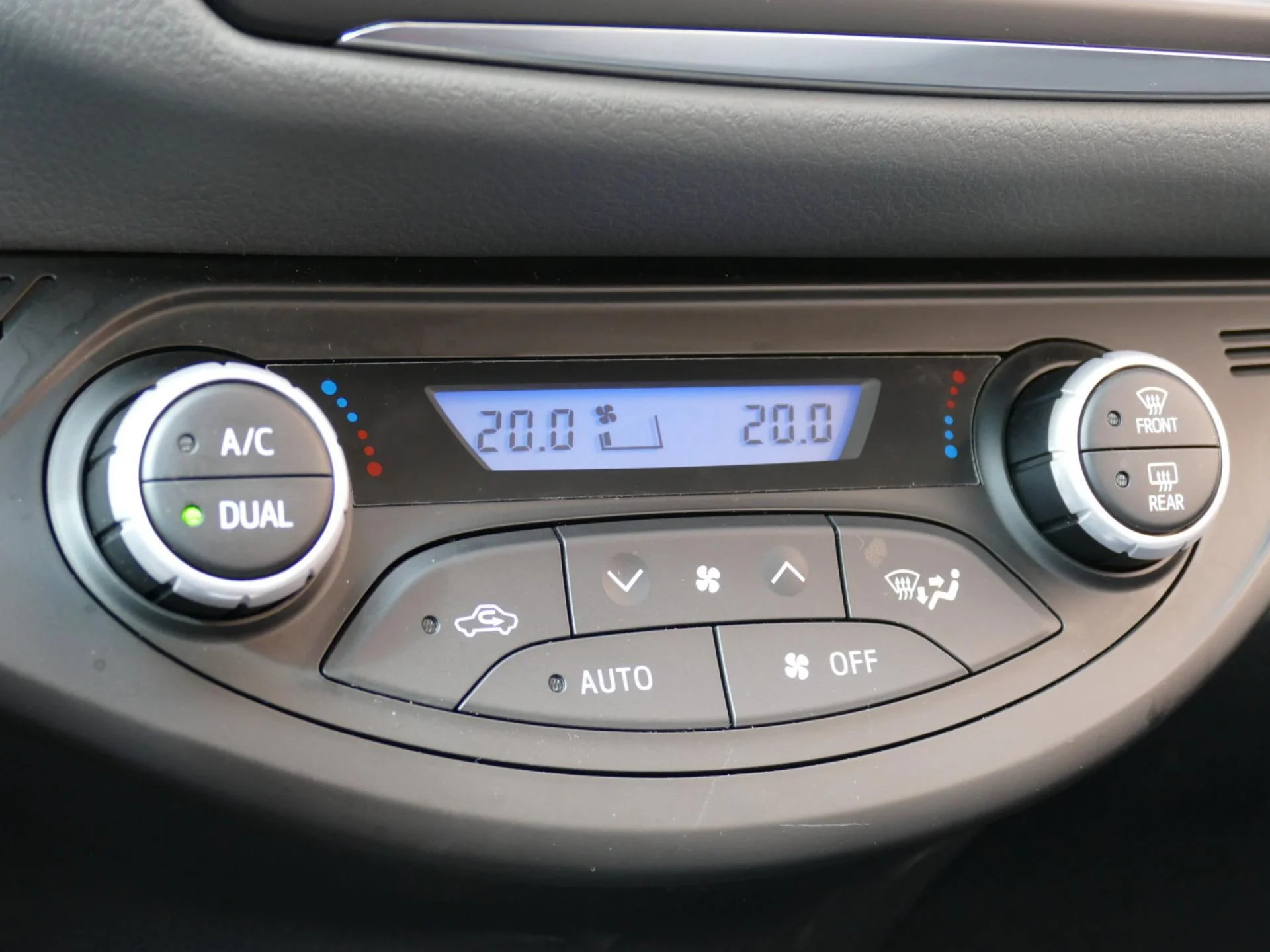 TOYOTA YARIS - Miniature 10 sur 30 - Cliquer pour voir cette photo
