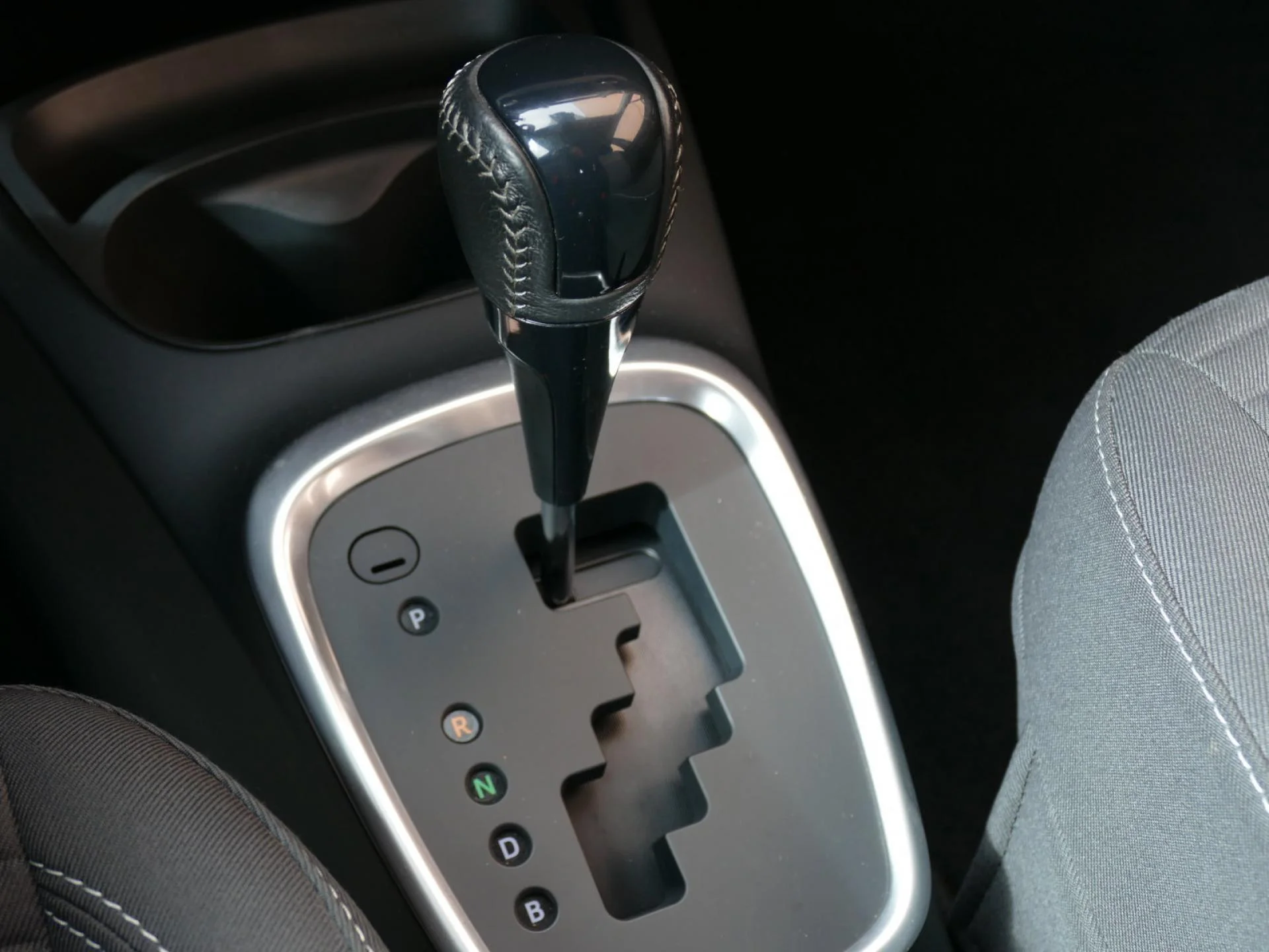 TOYOTA YARIS - Miniature 17 sur 30 - Cliquer pour voir cette photo
