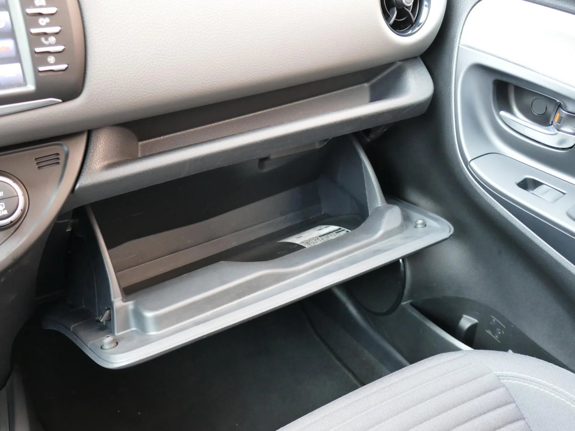 TOYOTA YARIS - Miniature 19 sur 30 - Cliquer pour voir cette photo