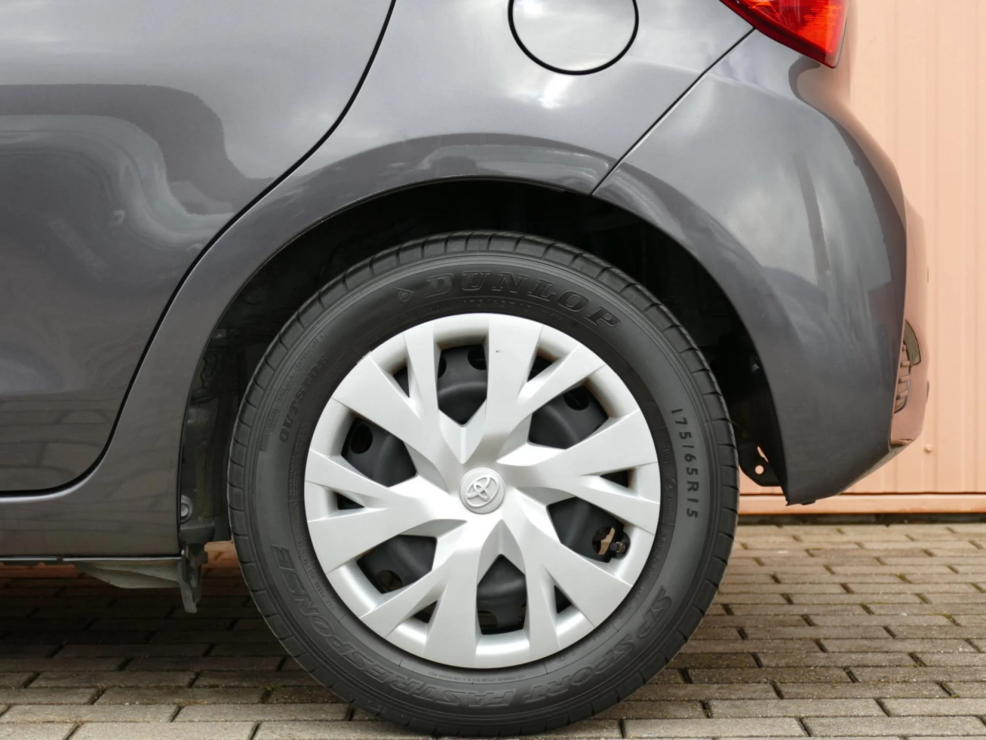 TOYOTA YARIS - Miniature 29 sur 30 - Cliquer pour voir cette photo