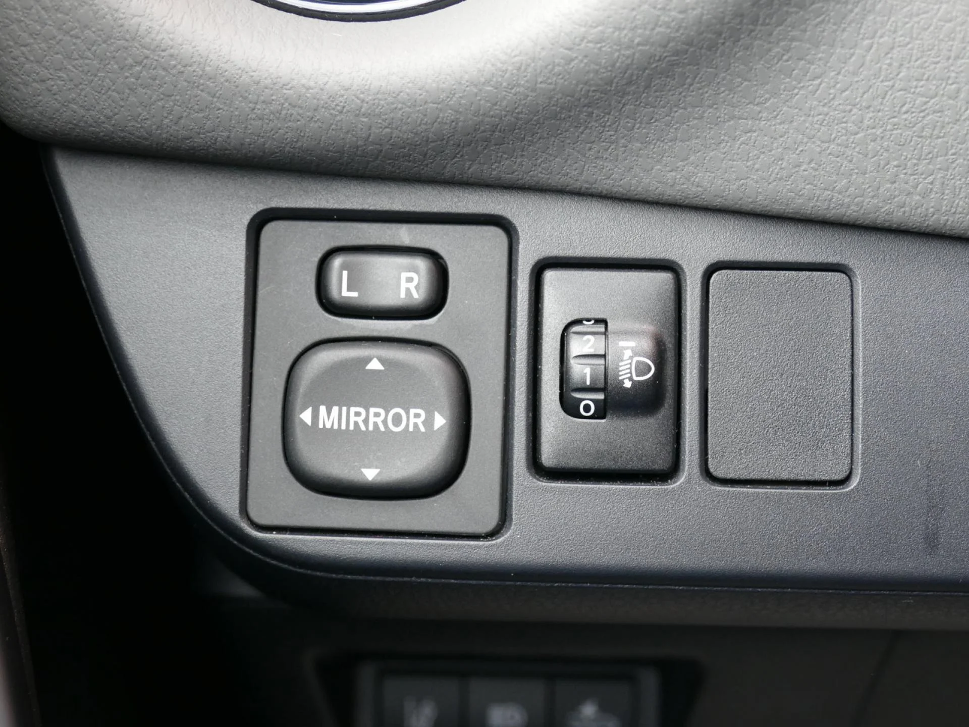 TOYOTA YARIS - Miniature 15 sur 30 - Cliquer pour voir cette photo
