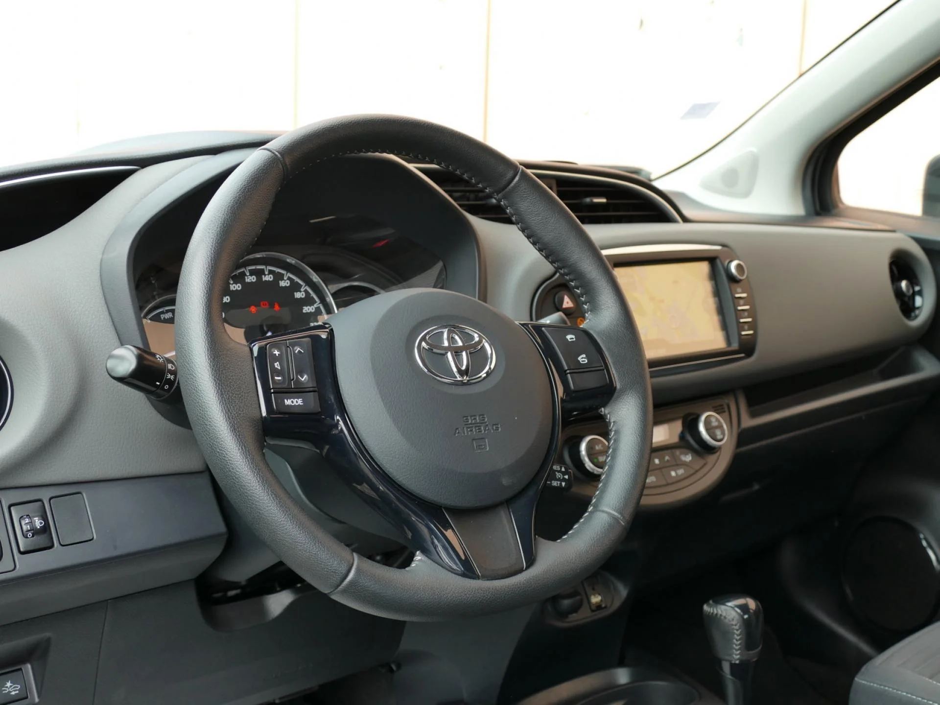 TOYOTA YARIS - Miniature 11 sur 30 - Cliquer pour voir cette photo