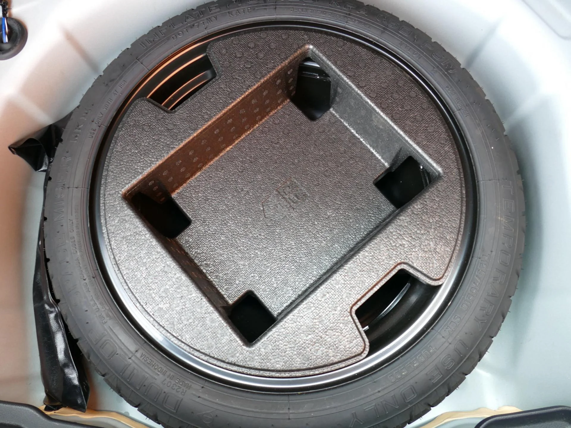 TOYOTA YARIS - Miniature 25 sur 33 - Cliquer pour voir cette photo