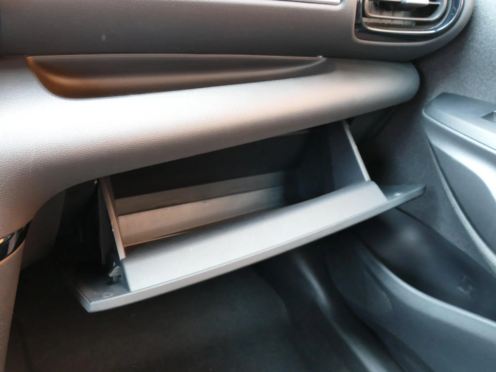 TOYOTA YARIS - Miniature 21 sur 33 - Cliquer pour voir cette photo