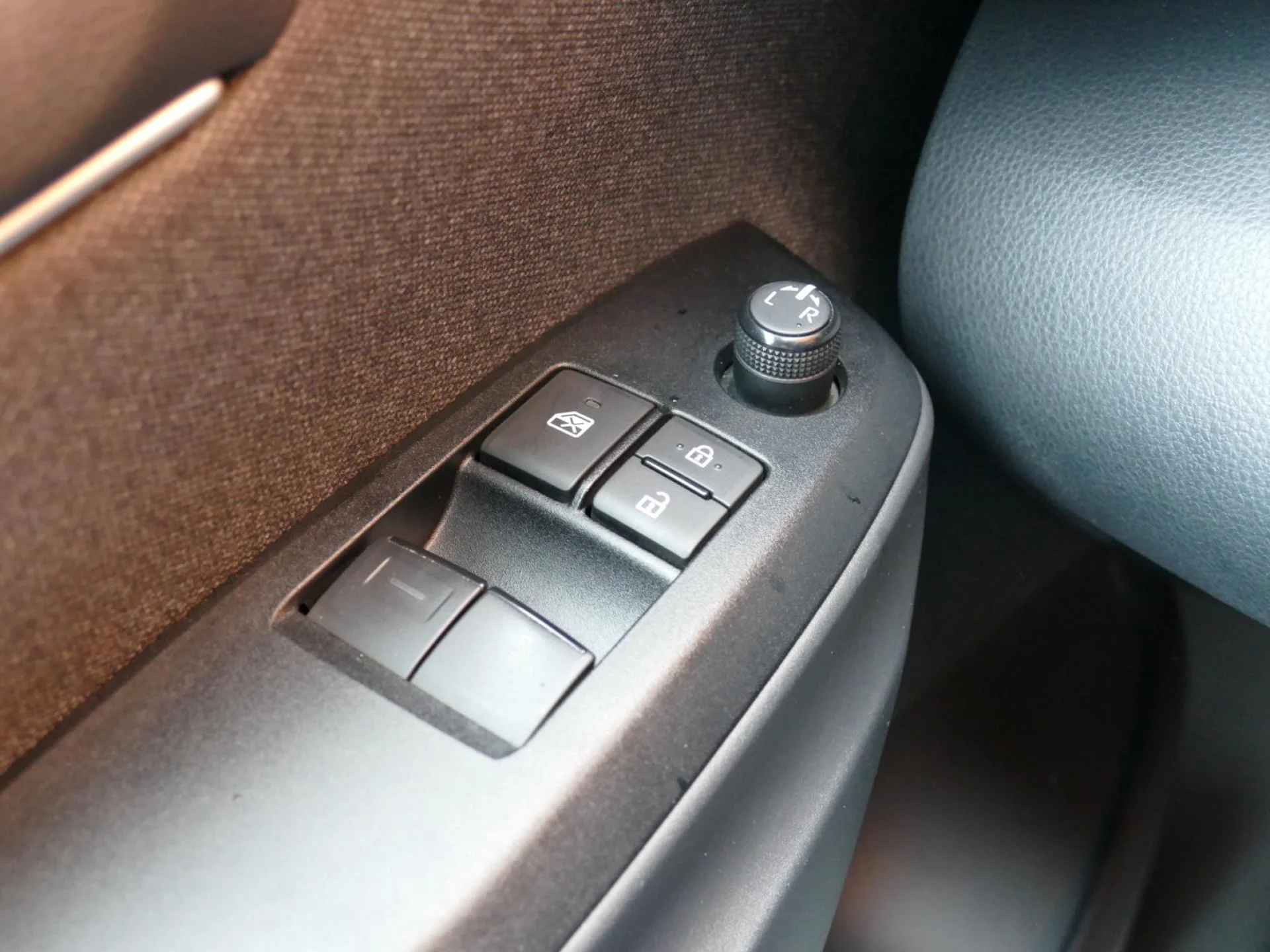 TOYOTA YARIS - Miniature 22 sur 33 - Cliquer pour voir cette photo
