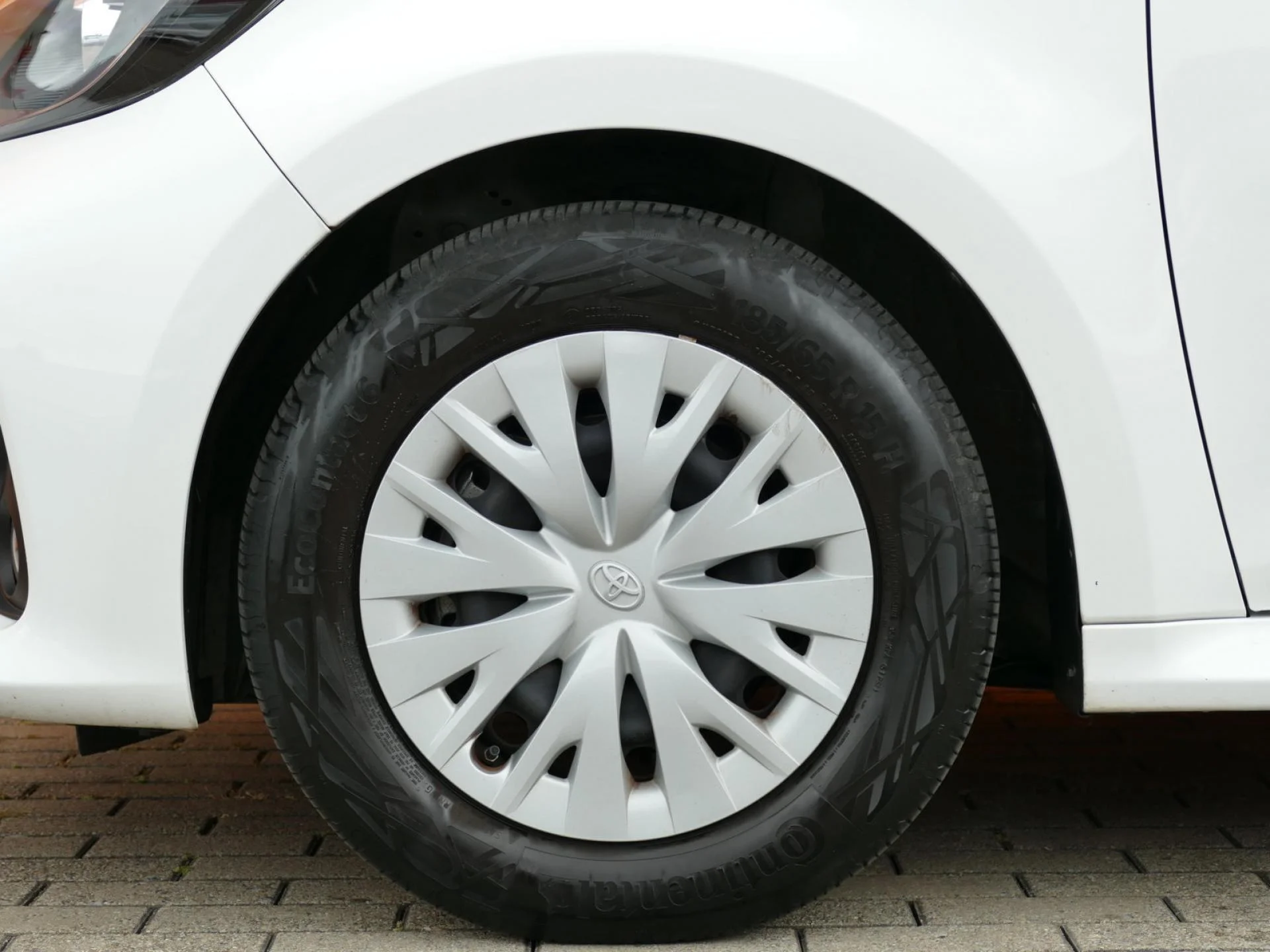 TOYOTA YARIS - Miniature 32 sur 33 - Cliquer pour voir cette photo
